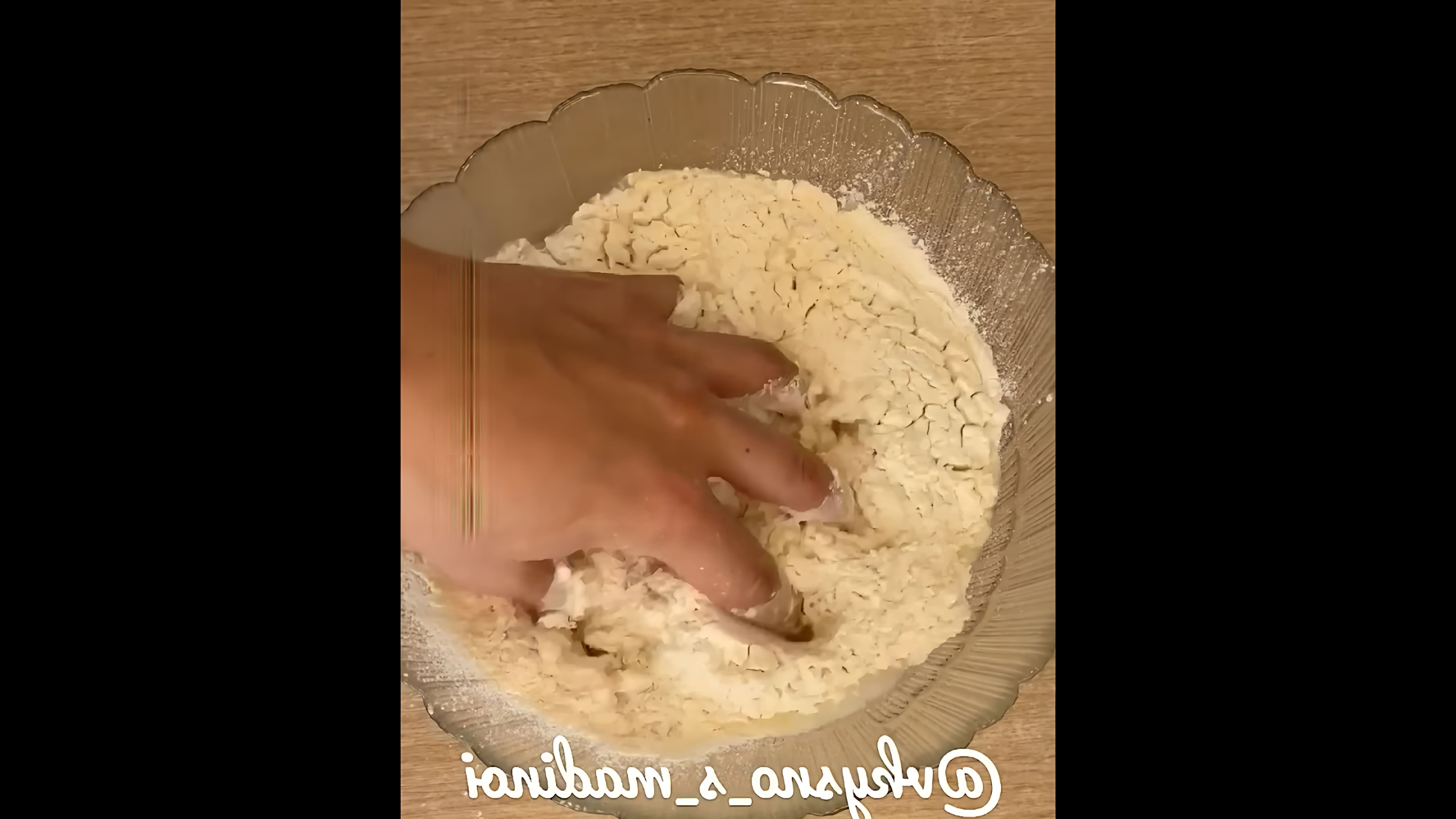 В этом видео мы видим, как готовится осетинский пирог с картошкой и сыром
