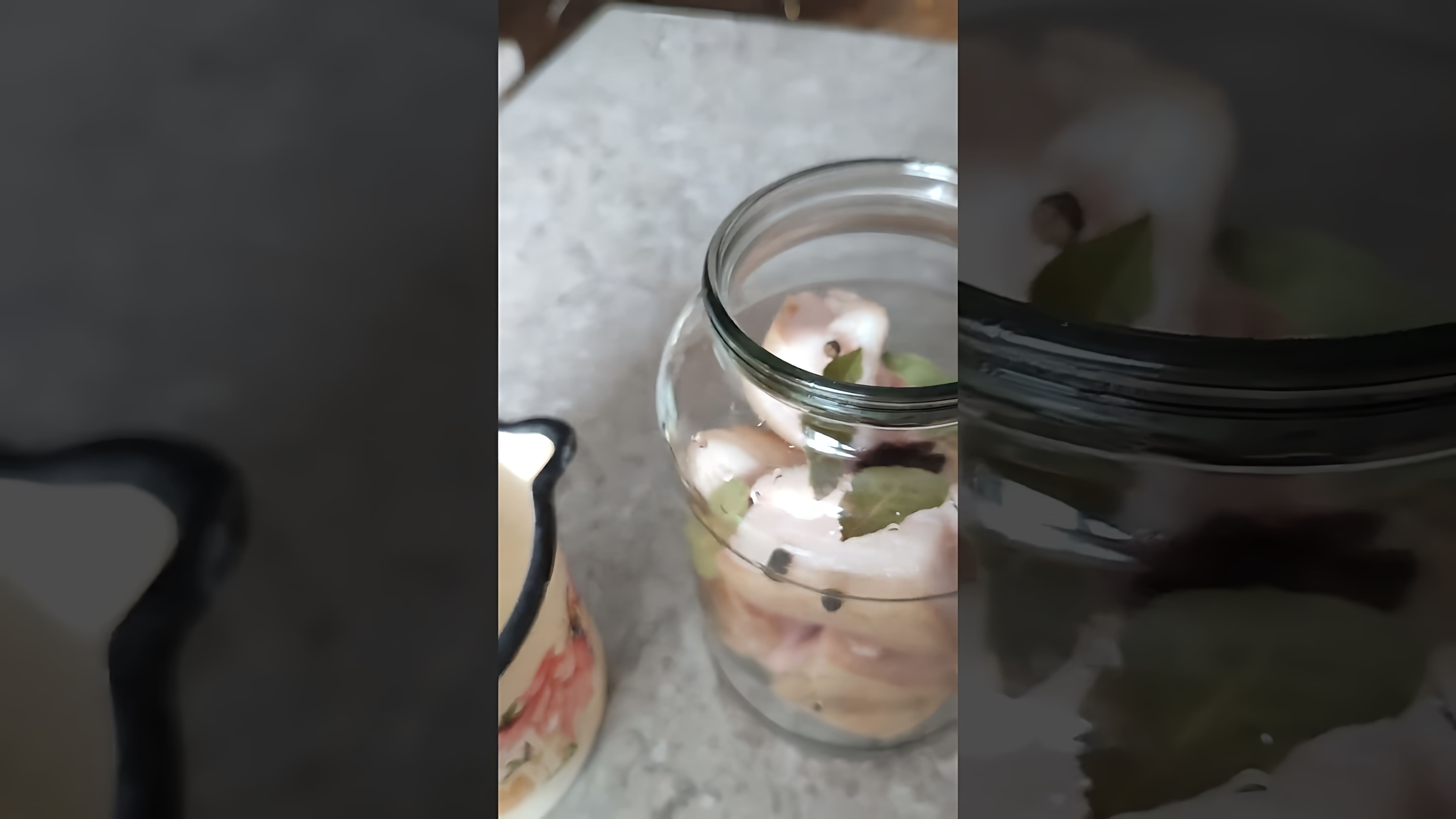 В этом видео демонстрируется рецепт засолки мягкого и ароматного сала, которое можно хранить длительное время
