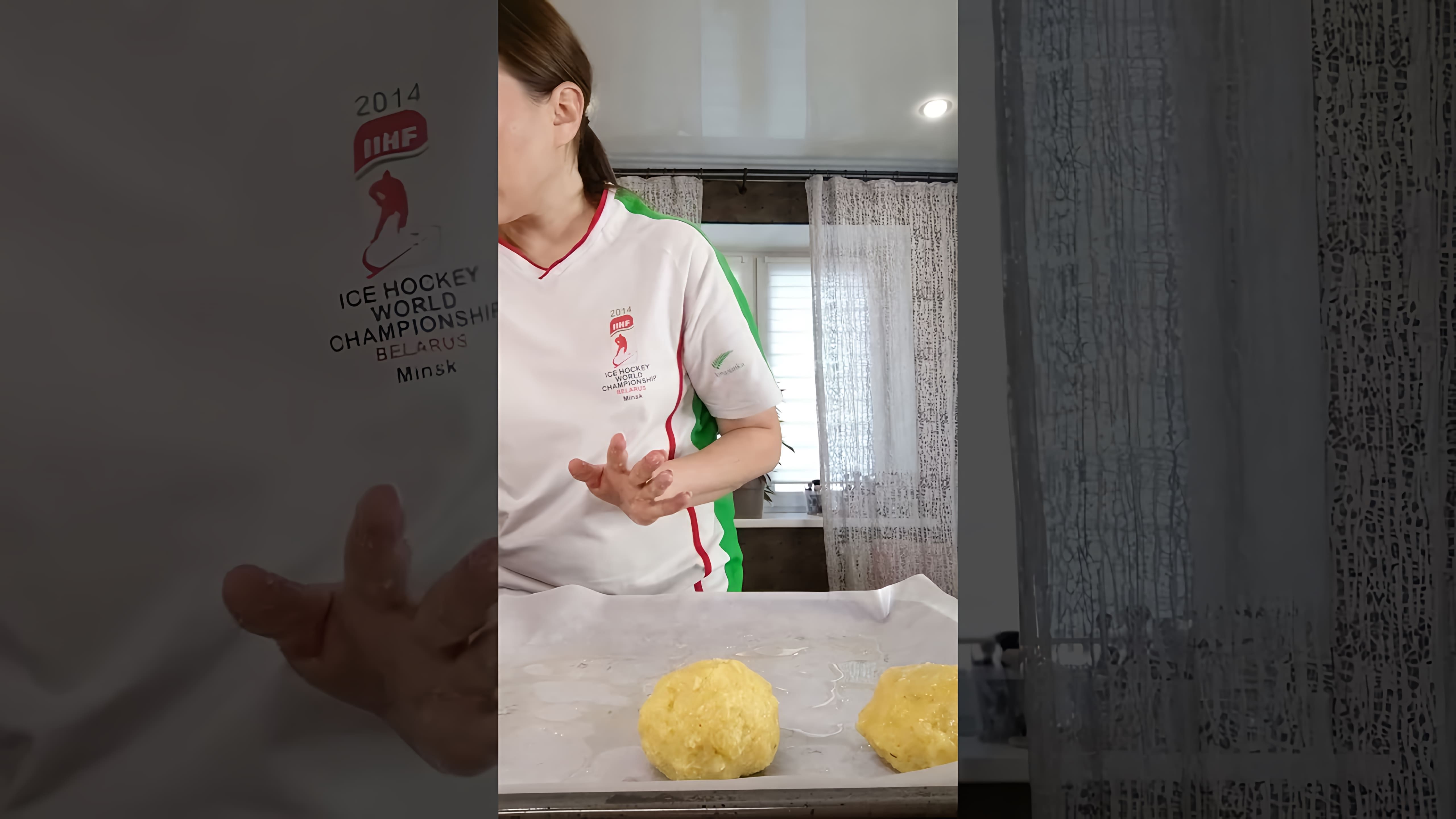 В этом видео демонстрируется процесс приготовления картофеля с фаршем и сыром