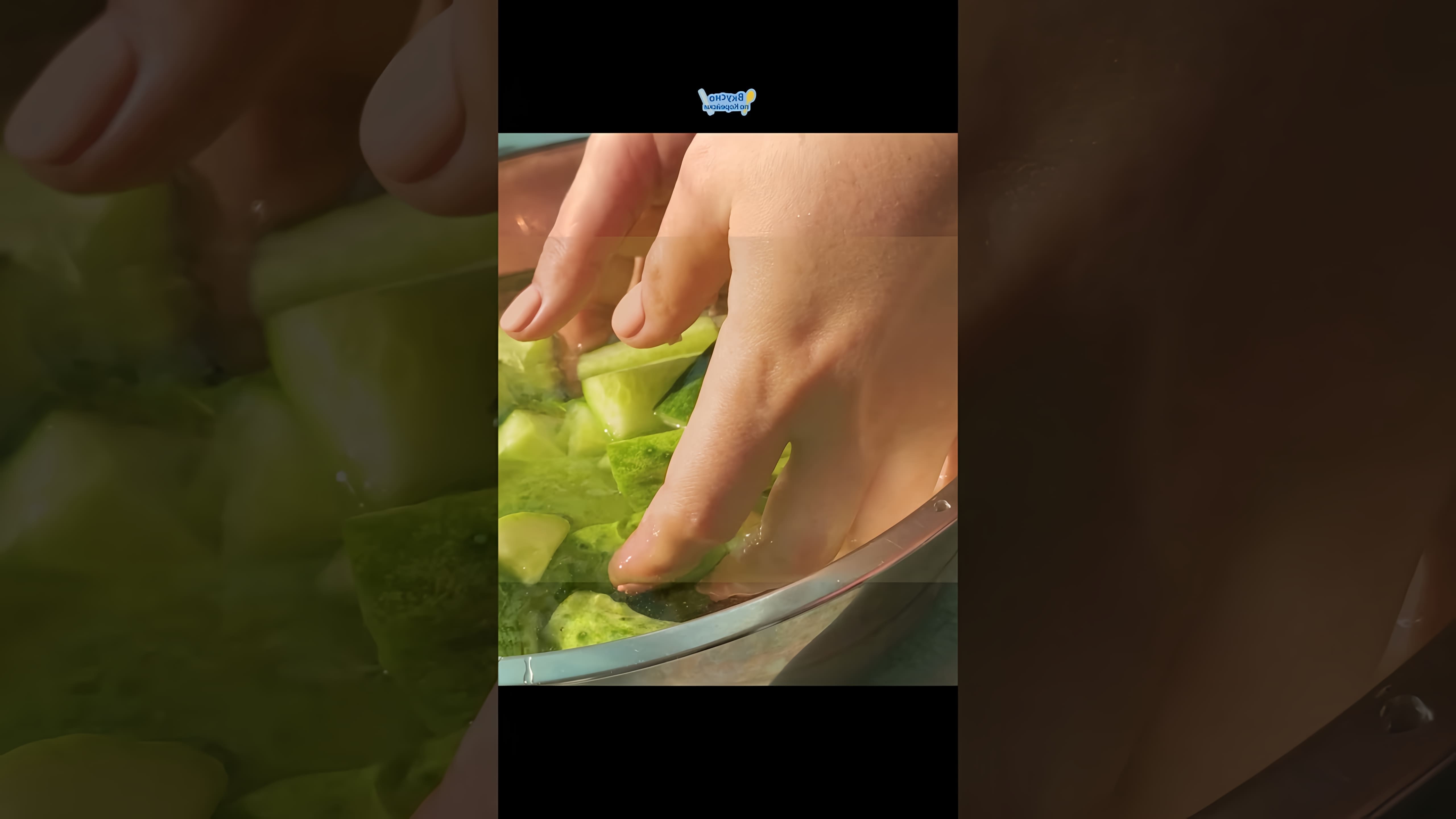 В этом видео-ролике рассказывается о том, как приготовить огурцы в сладко-остром соусе