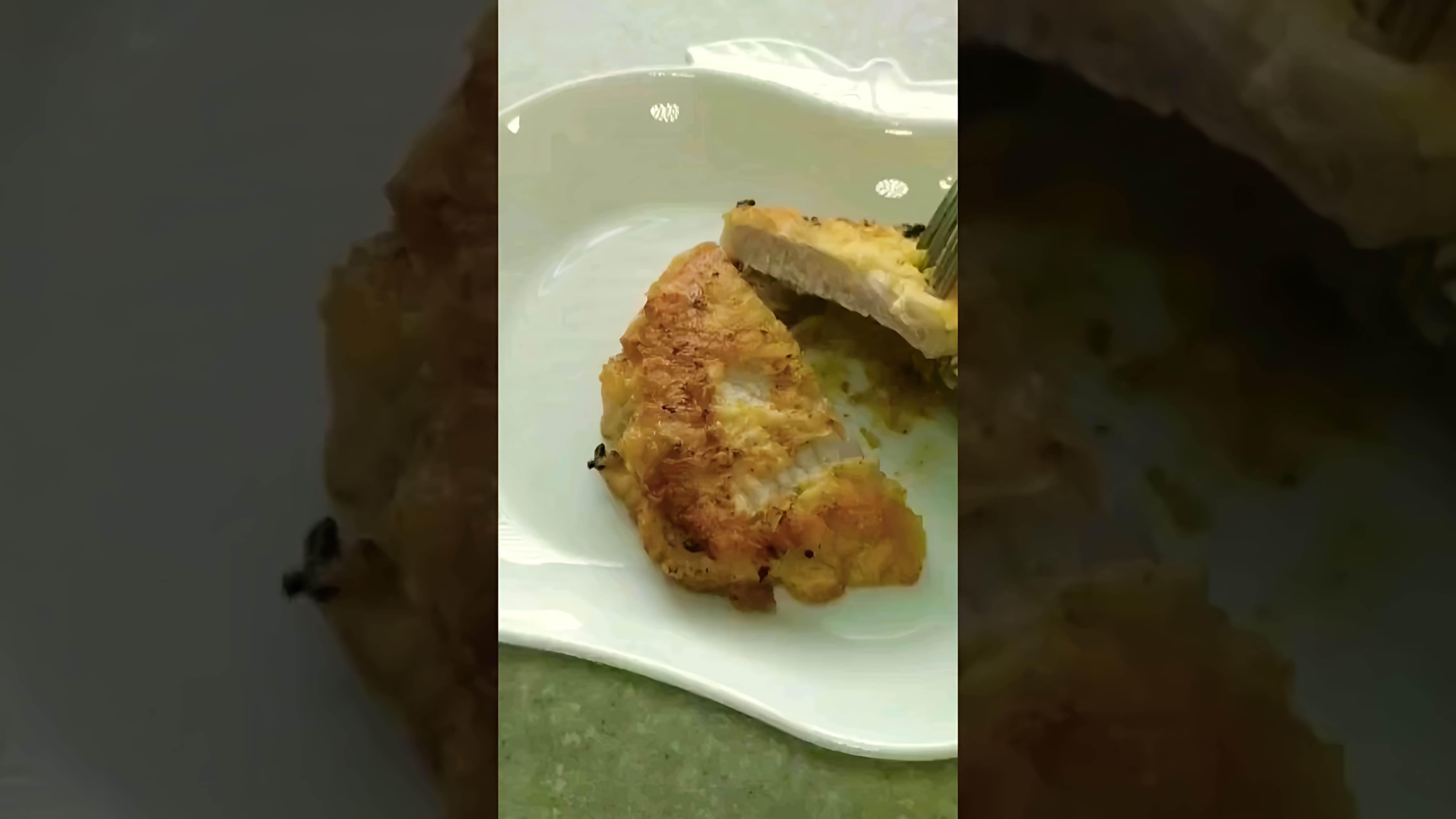 В этом видео-ролике будет показан рецепт приготовления свиных отбивных в кляре на сковороде