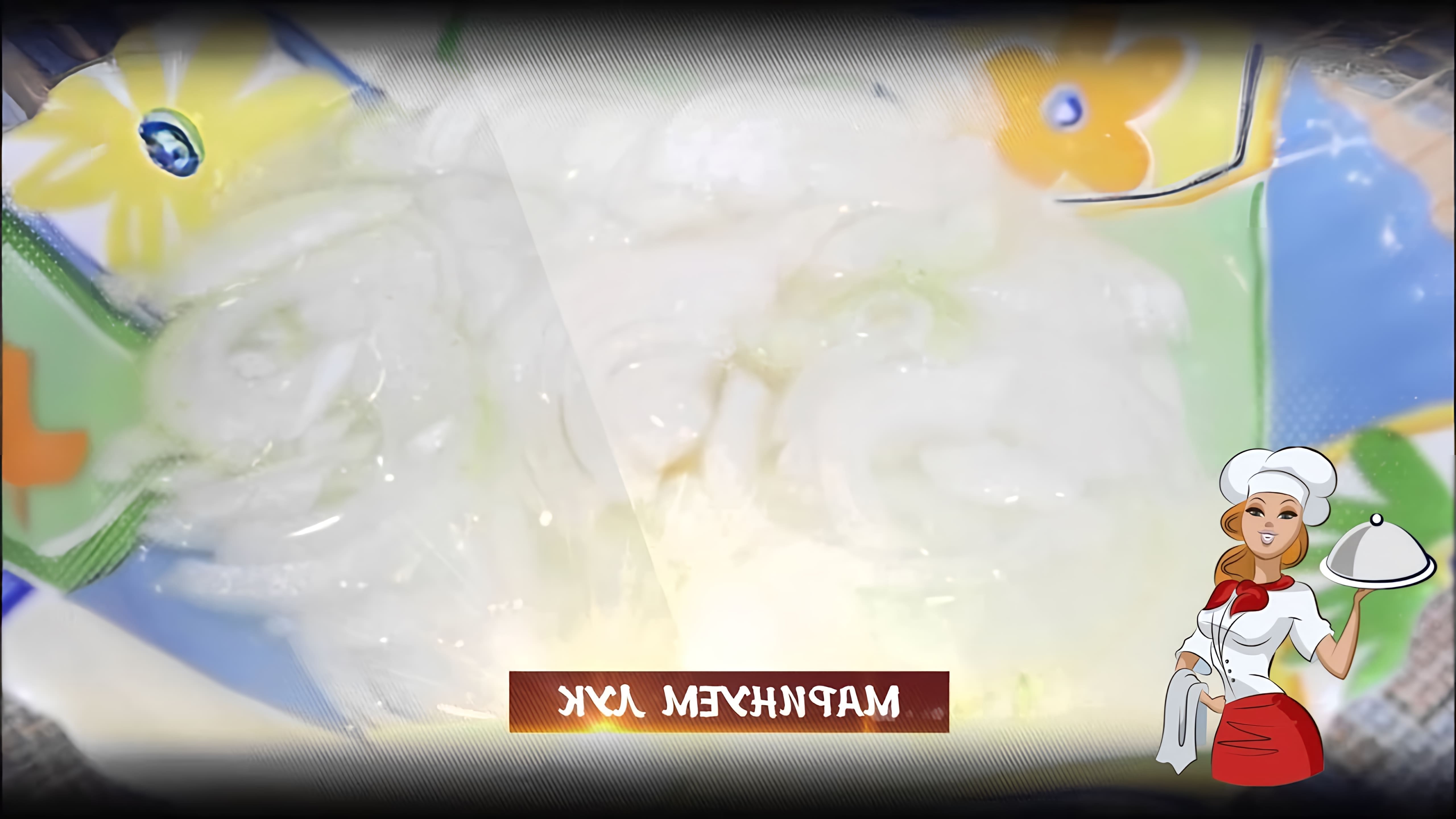 В этом видео демонстрируется процесс приготовления порционного салата "Мимоза"