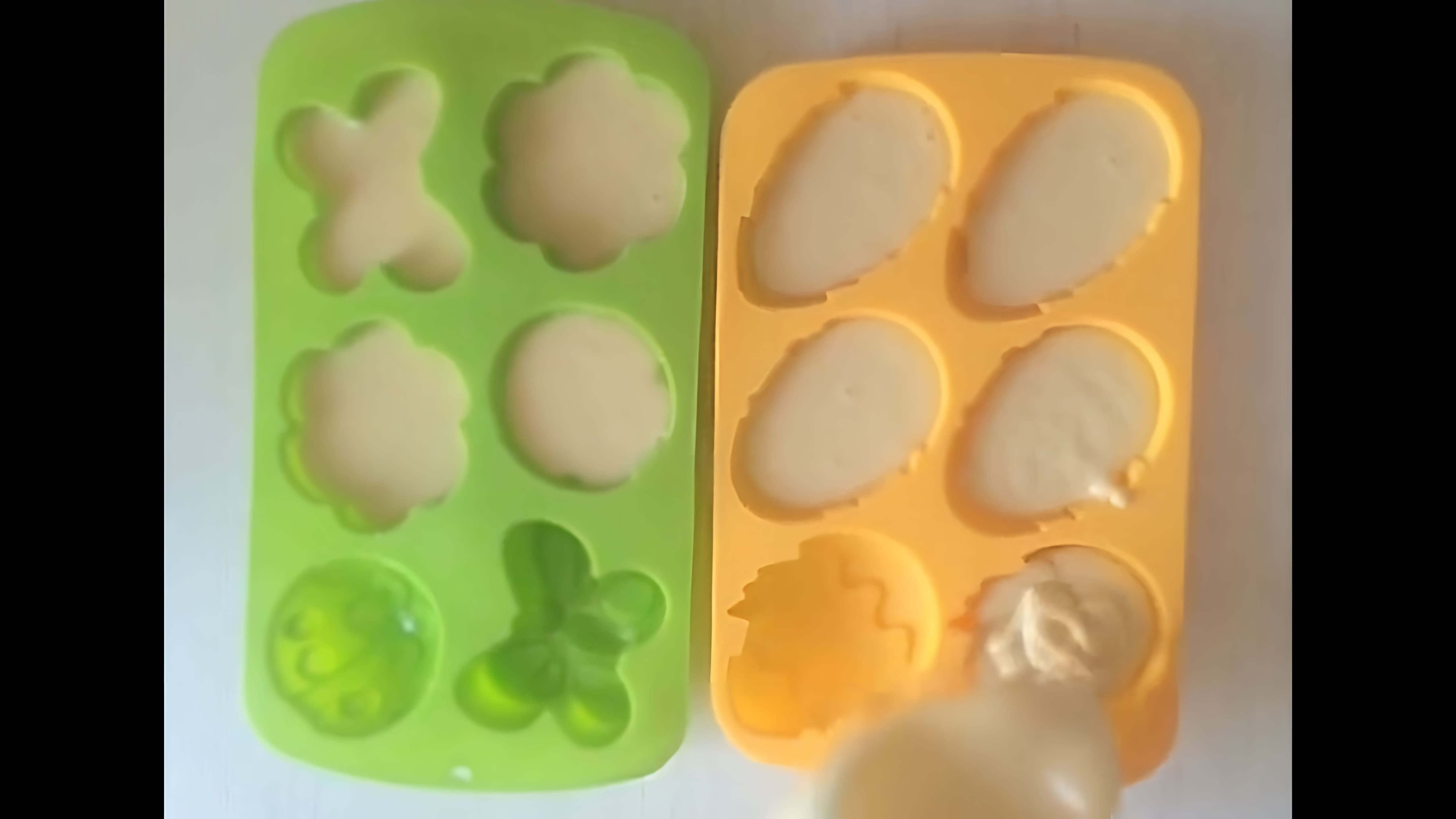 В этом видео демонстрируется процесс выпечки кексов в силиконовых формочках