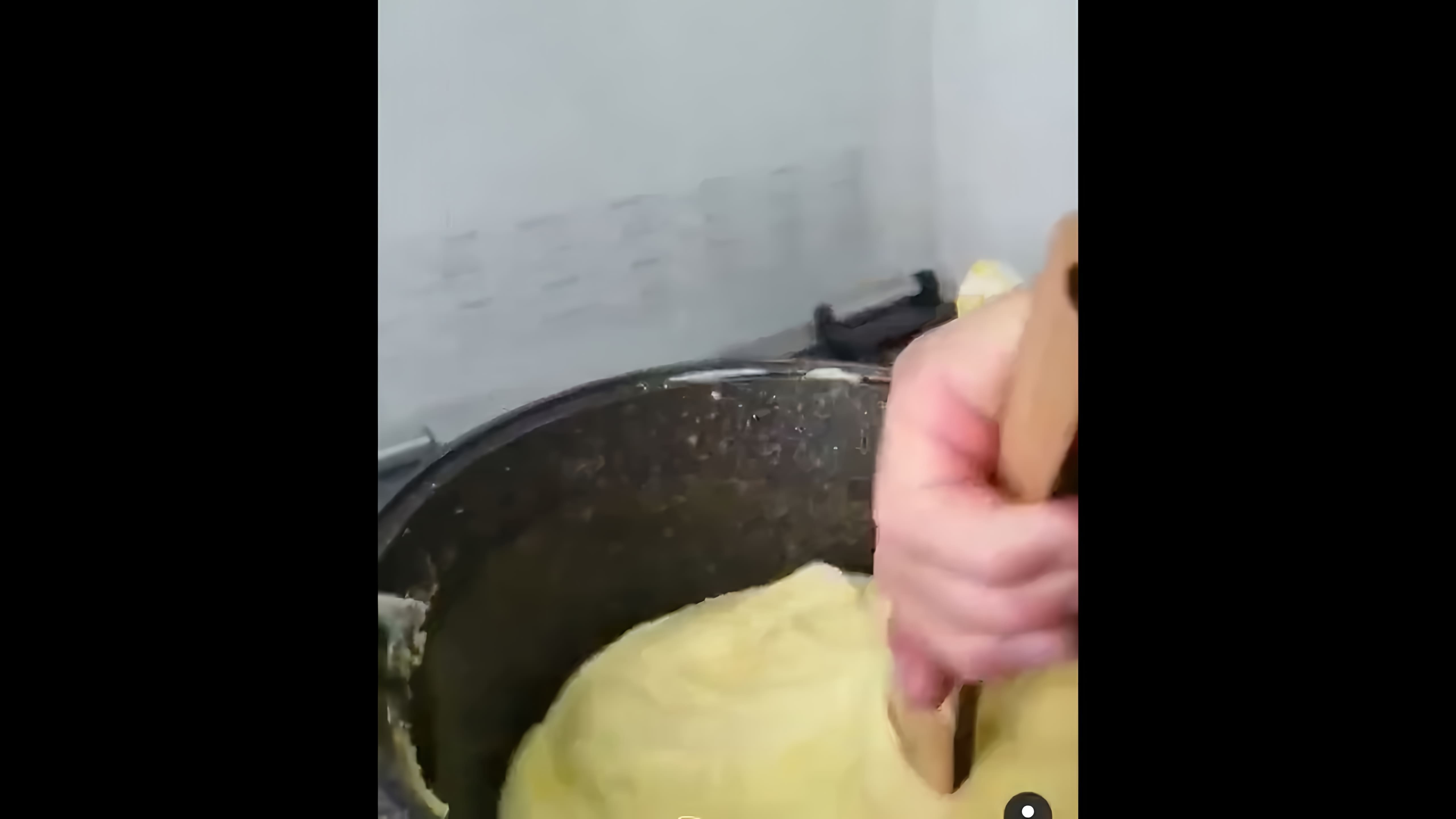 В этом видео демонстрируется процесс приготовления осетинского национального блюда под названием "Дзыкка"