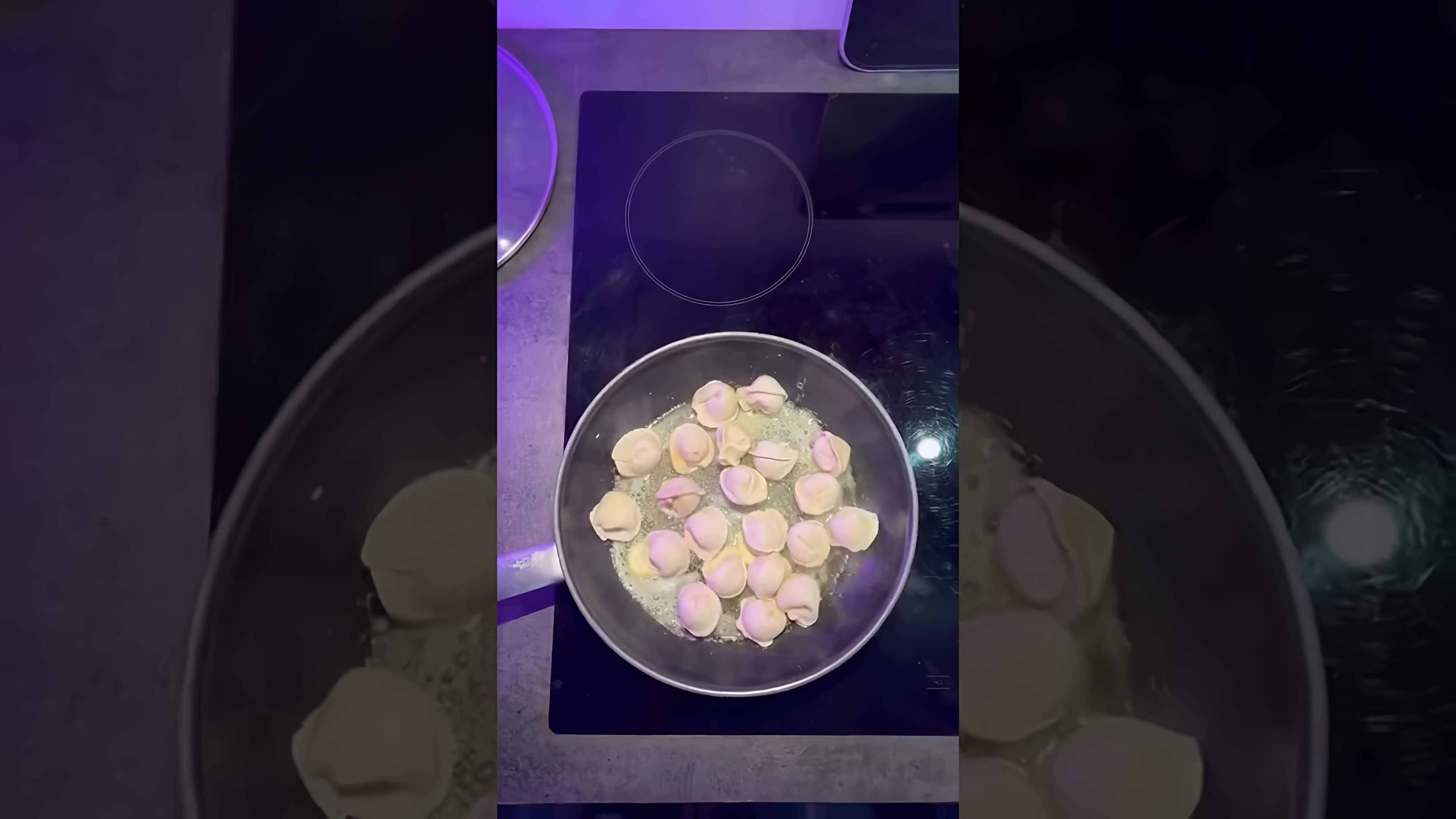 В этом видеоролике Джавид показывает, как приготовить жареные пельмени, используя простой и доступный рецепт