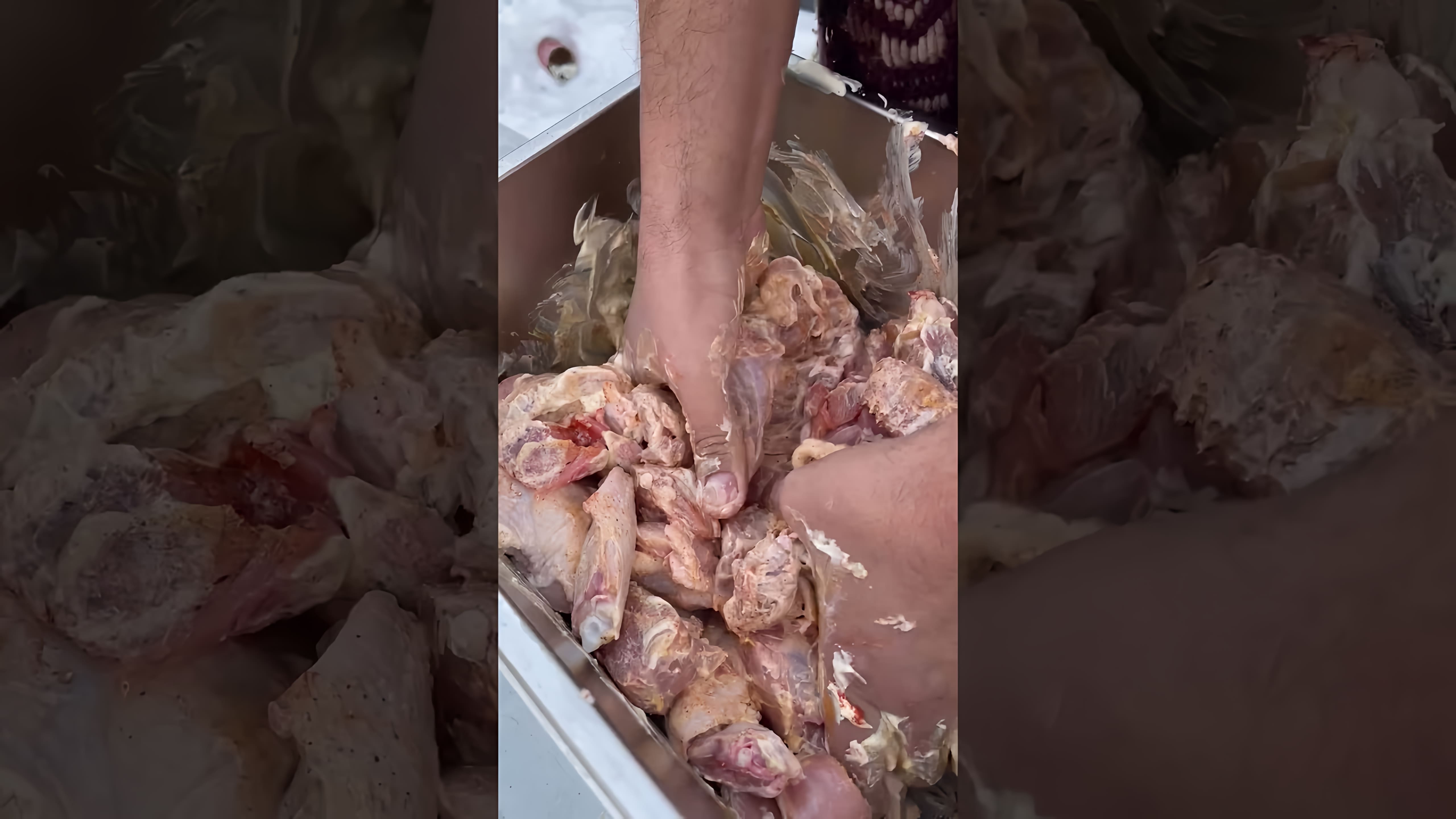 В этом видео-ролике вы увидите, как приготовить вкусный шашлык из курицы