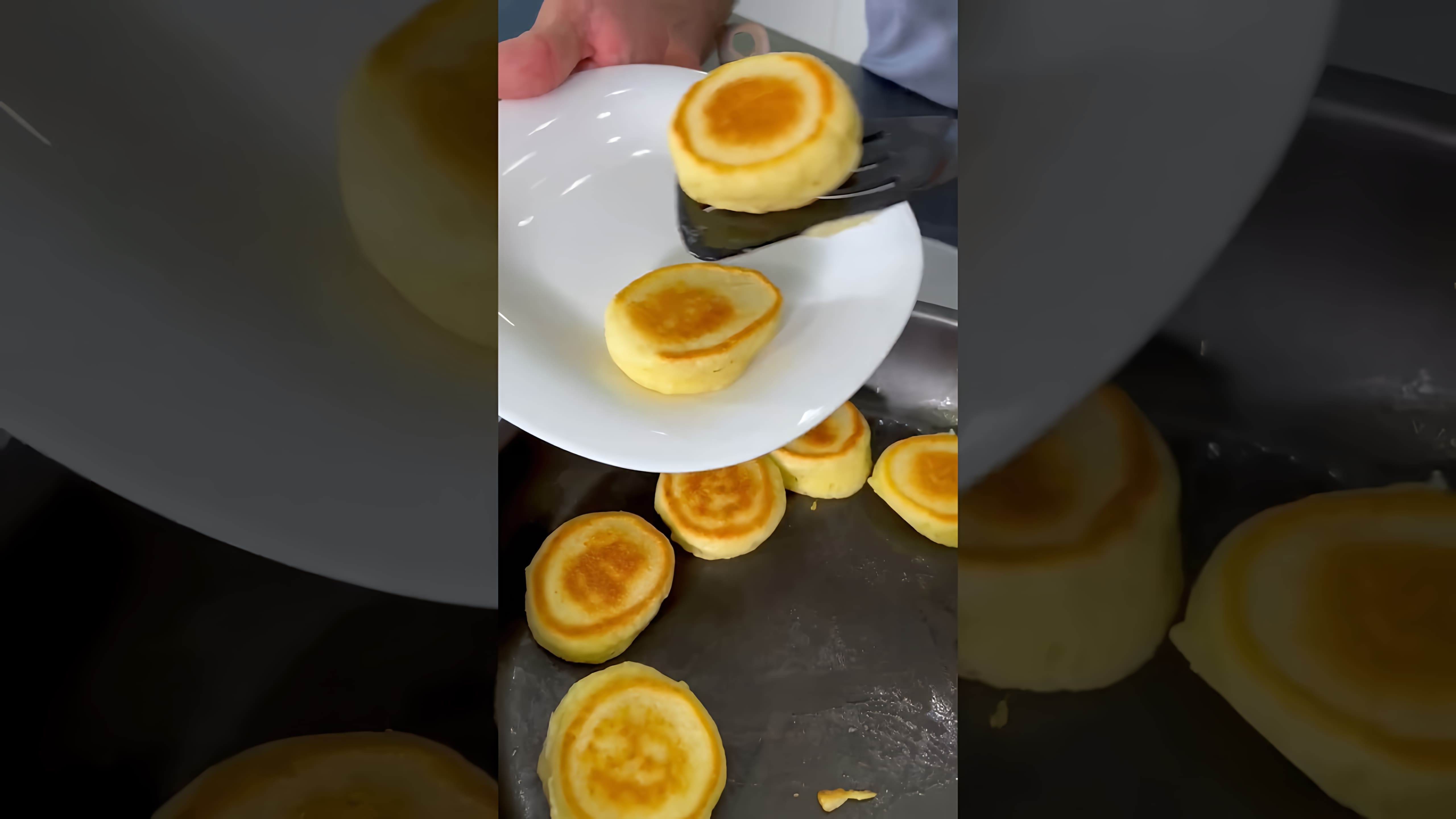 В этом видео демонстрируется процесс приготовления оладий из манки
