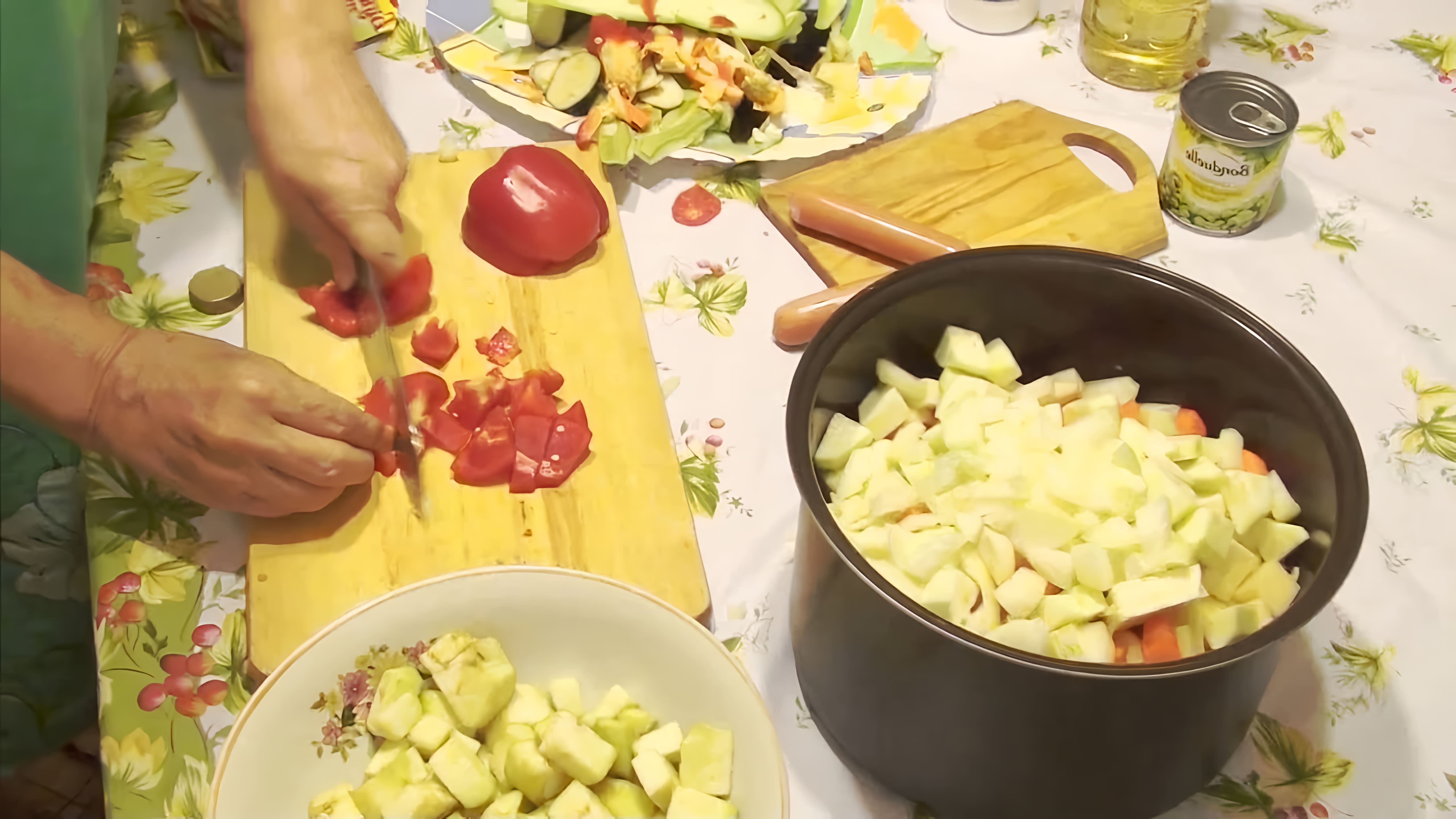 В этом видео демонстрируется процесс приготовления овощного рагу в мультиварке