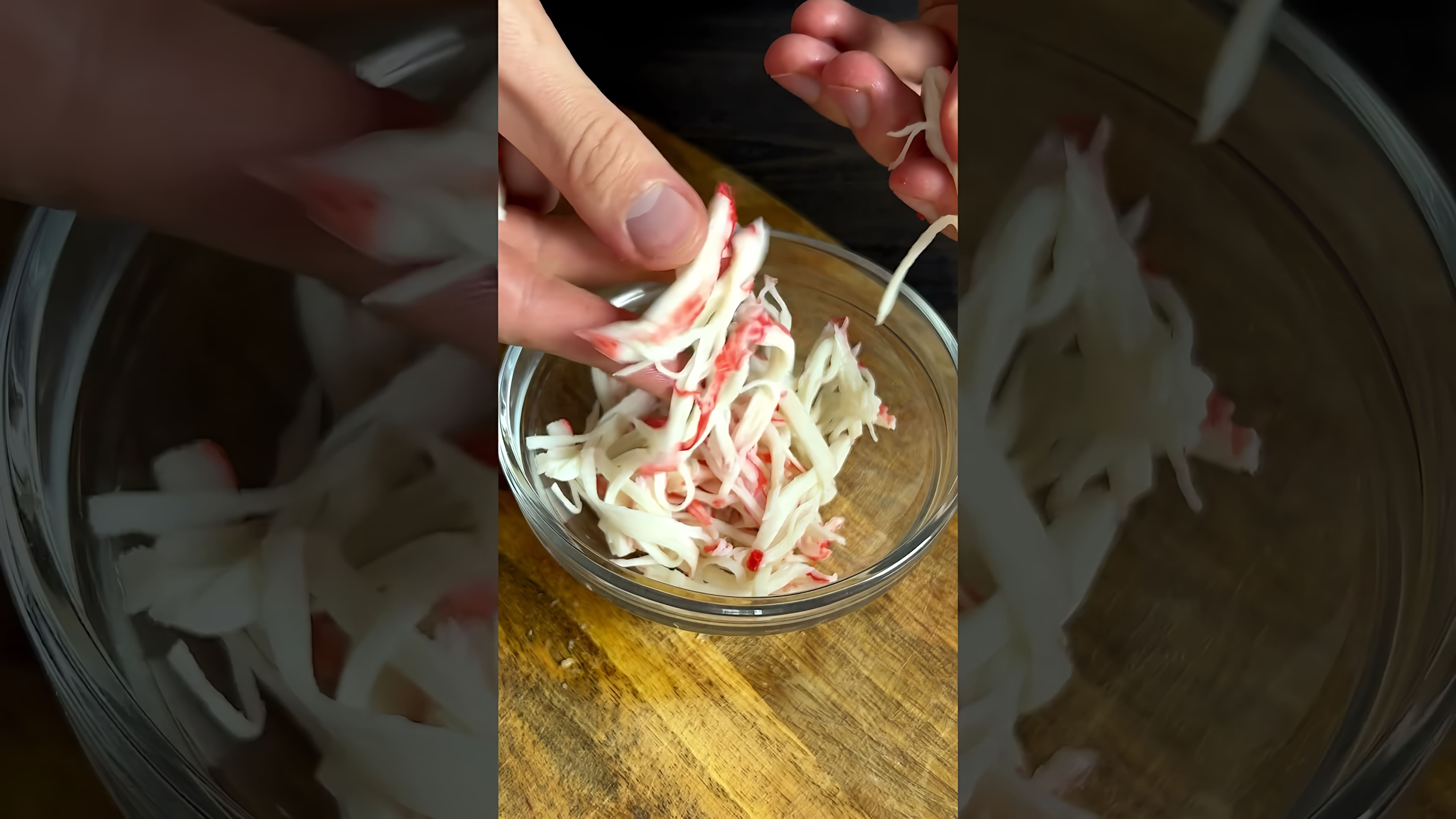 Хрустящий суши ролл со спайси - это видео-ролик, который демонстрирует процесс приготовления и подачи этого популярного блюда японской кухни