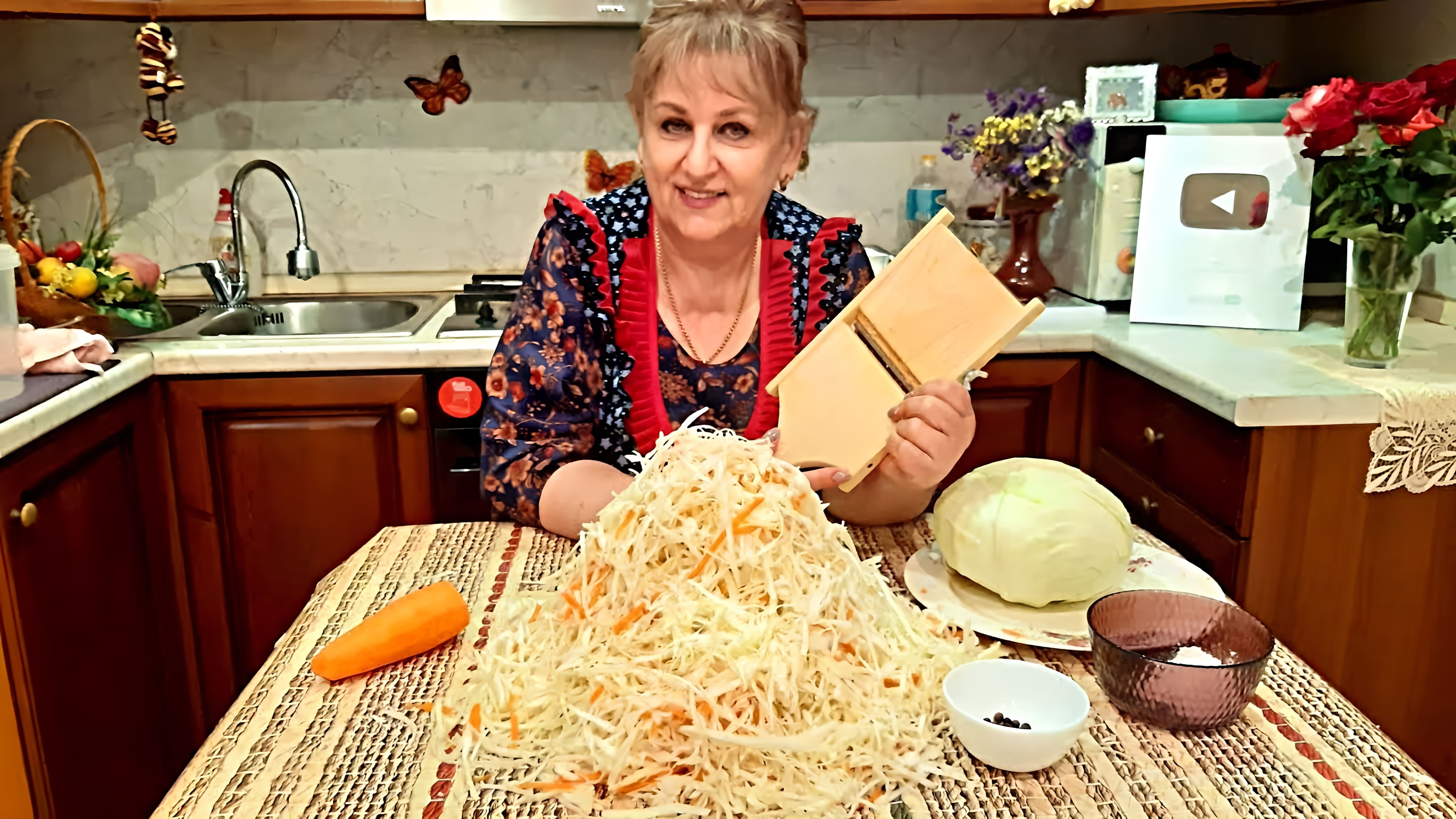 В этом видео Любана и Коля готовят квашеную капусту по простому и полезному рецепту