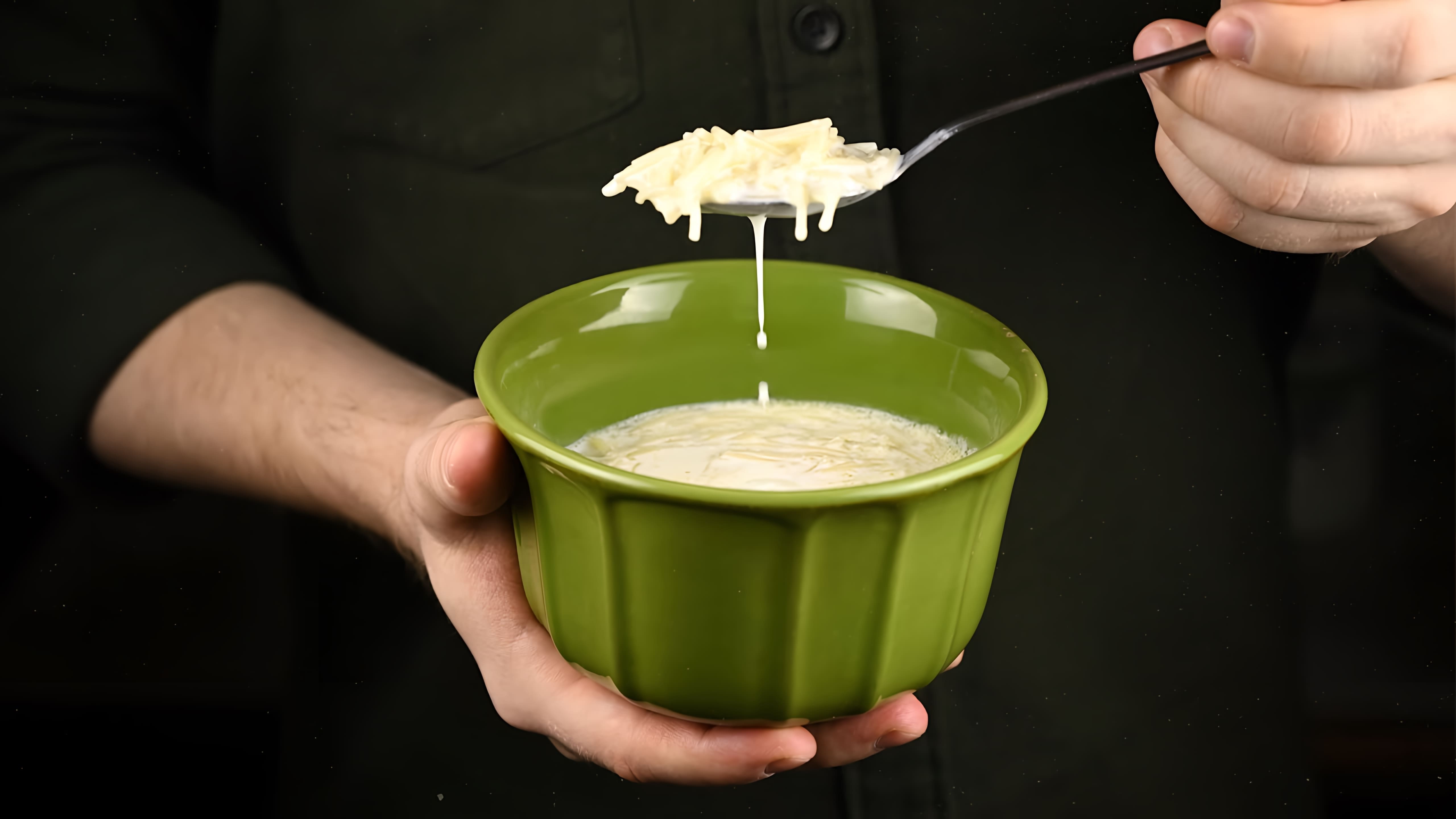 В этом видео показано, как приготовить молочный суп с вермишелью