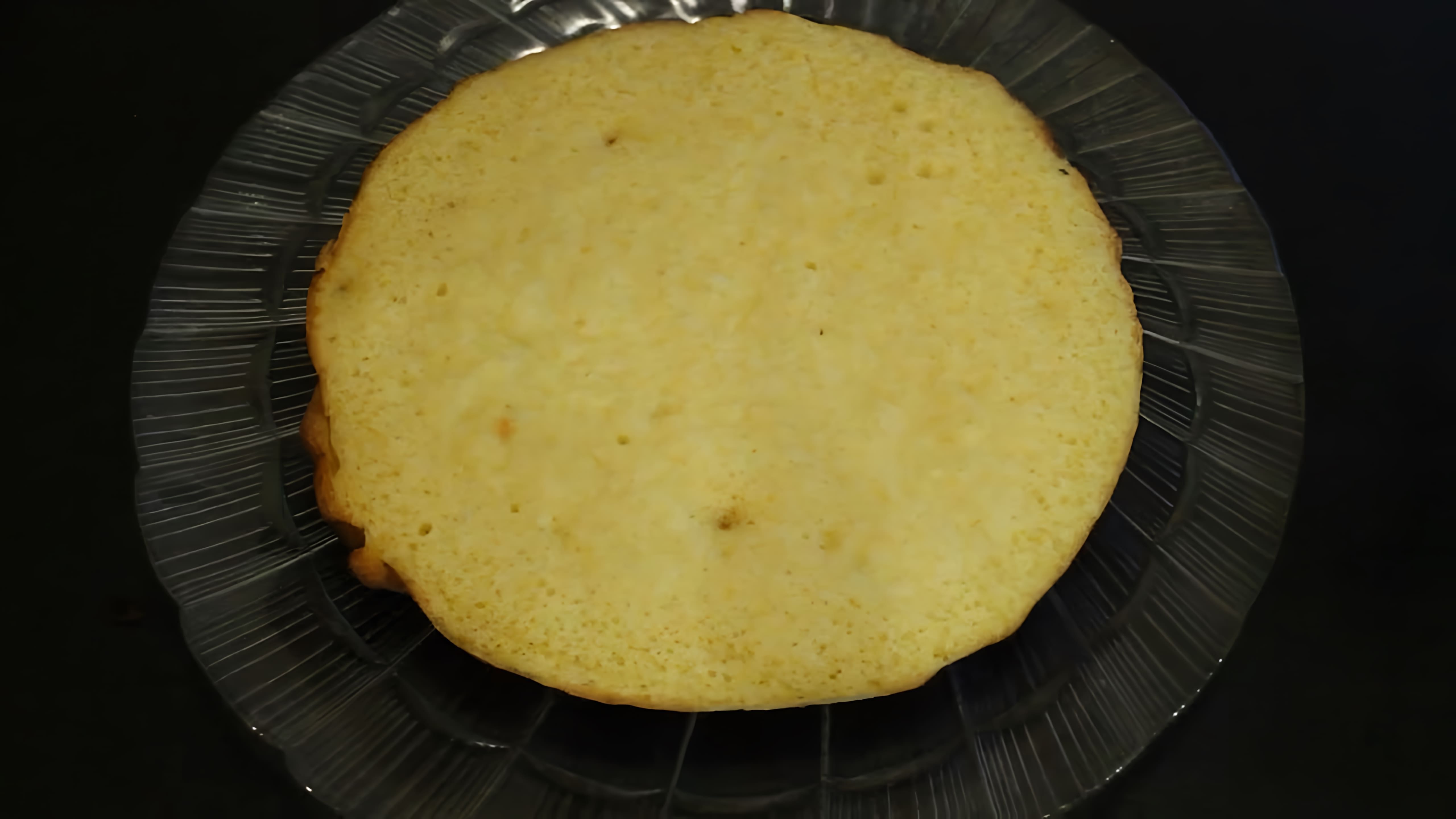 В этом видео демонстрируется процесс приготовления бисквита на сковороде без использования духовки