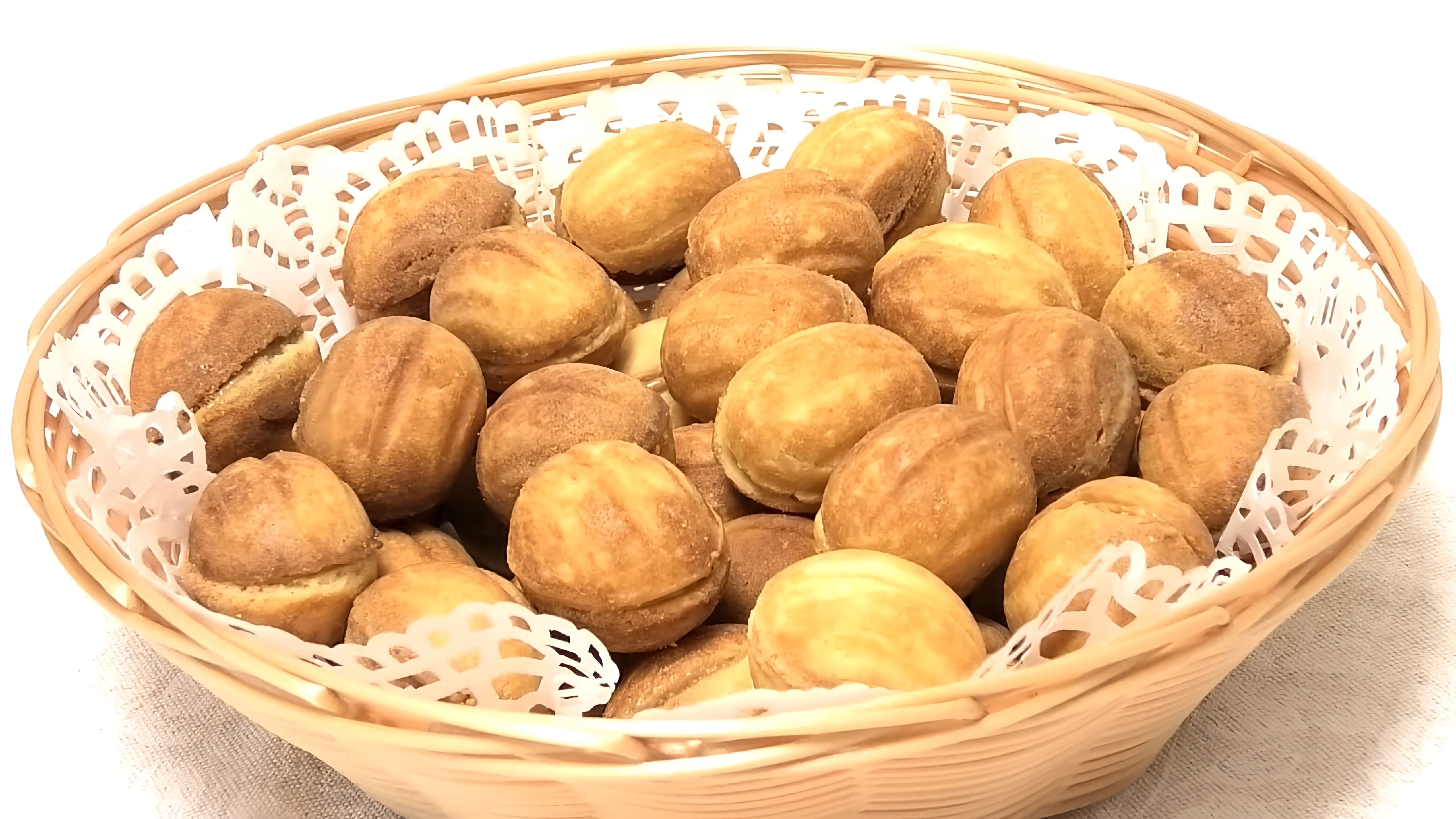 В этом видео демонстрируется процесс приготовления орешков со сгущенкой