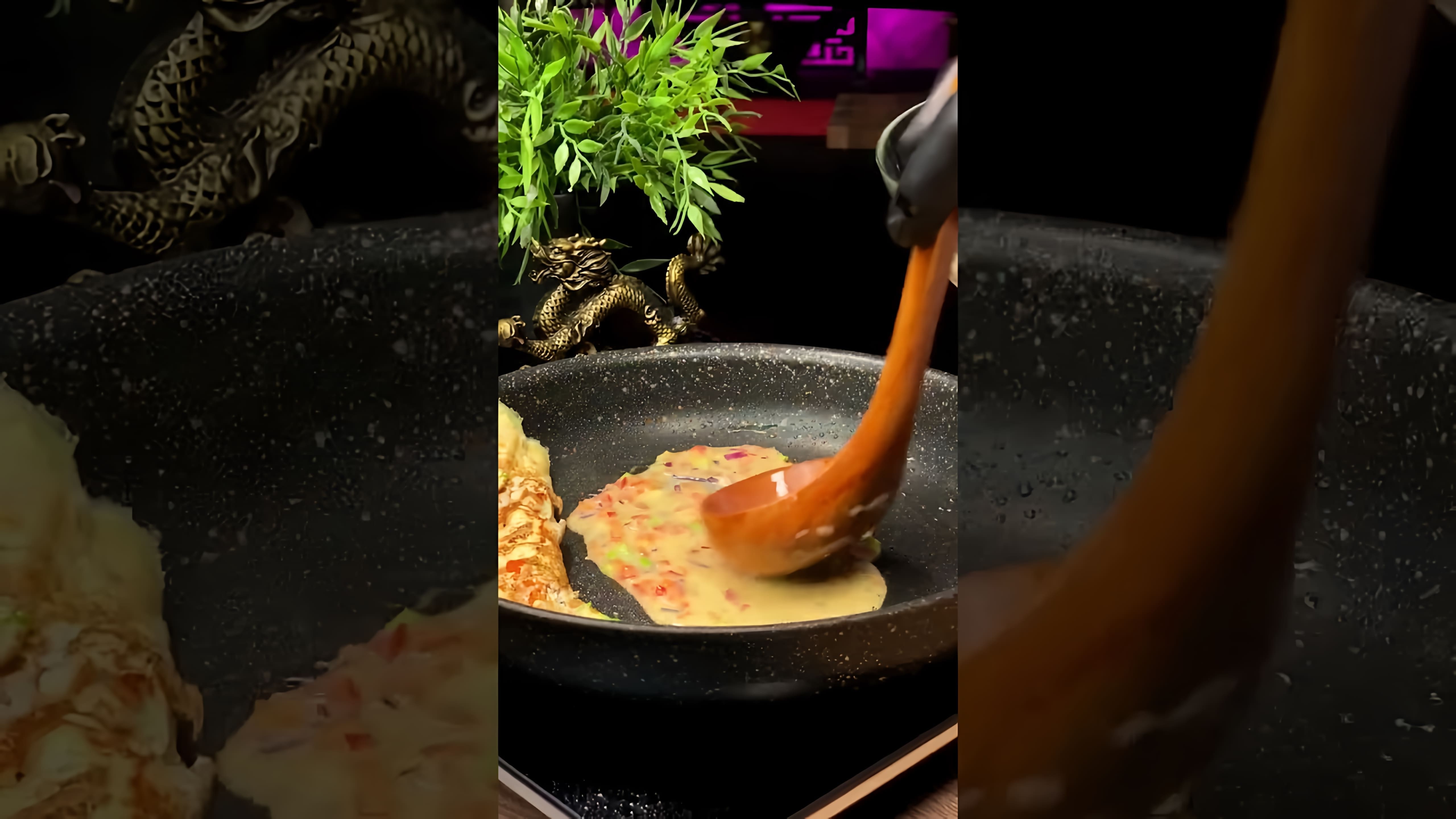 В этом видео демонстрируется процесс приготовления омлета по корейскому рецепту