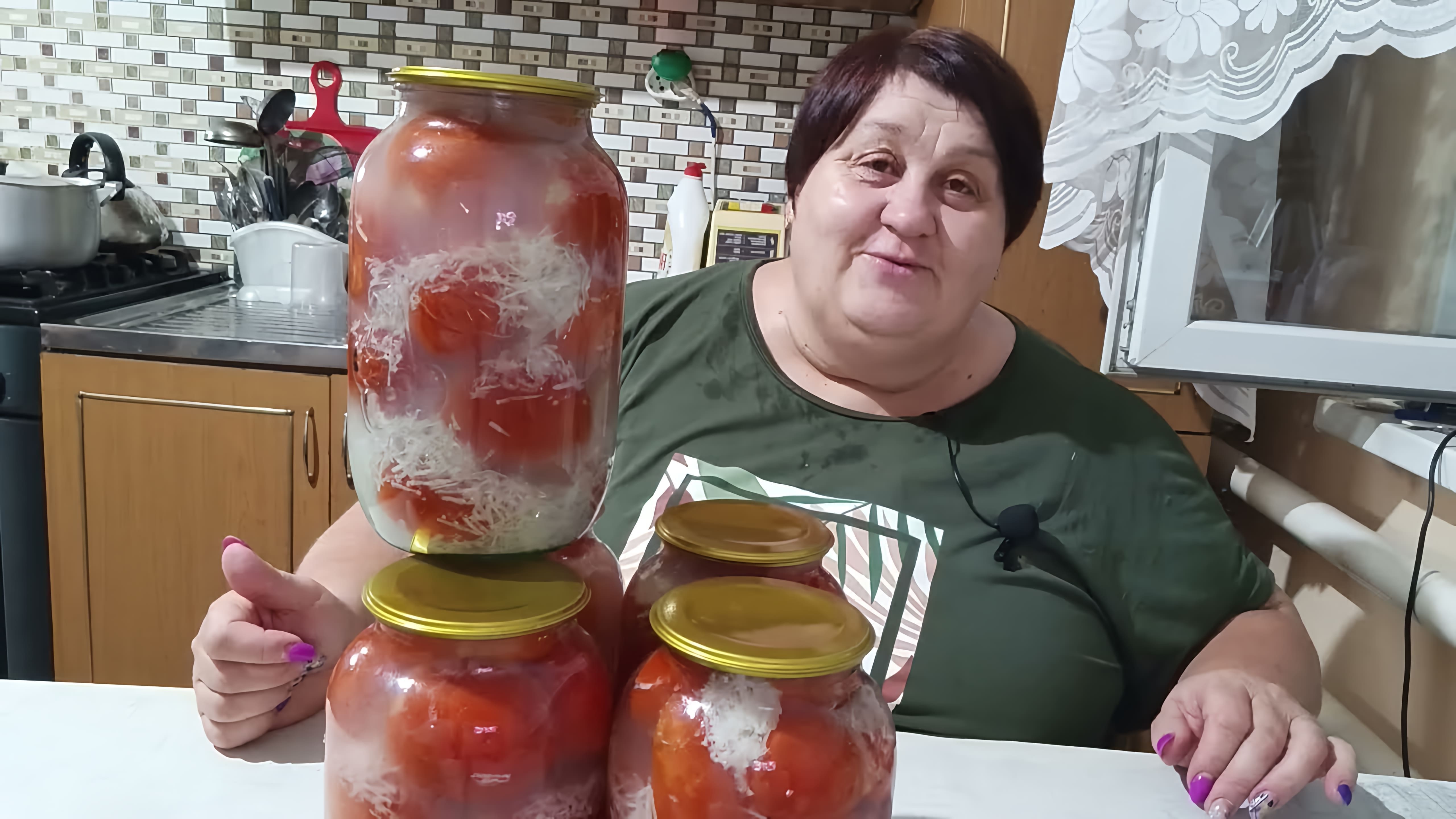 В этом видео демонстрируется процесс приготовления помидоров в снегу на зиму
