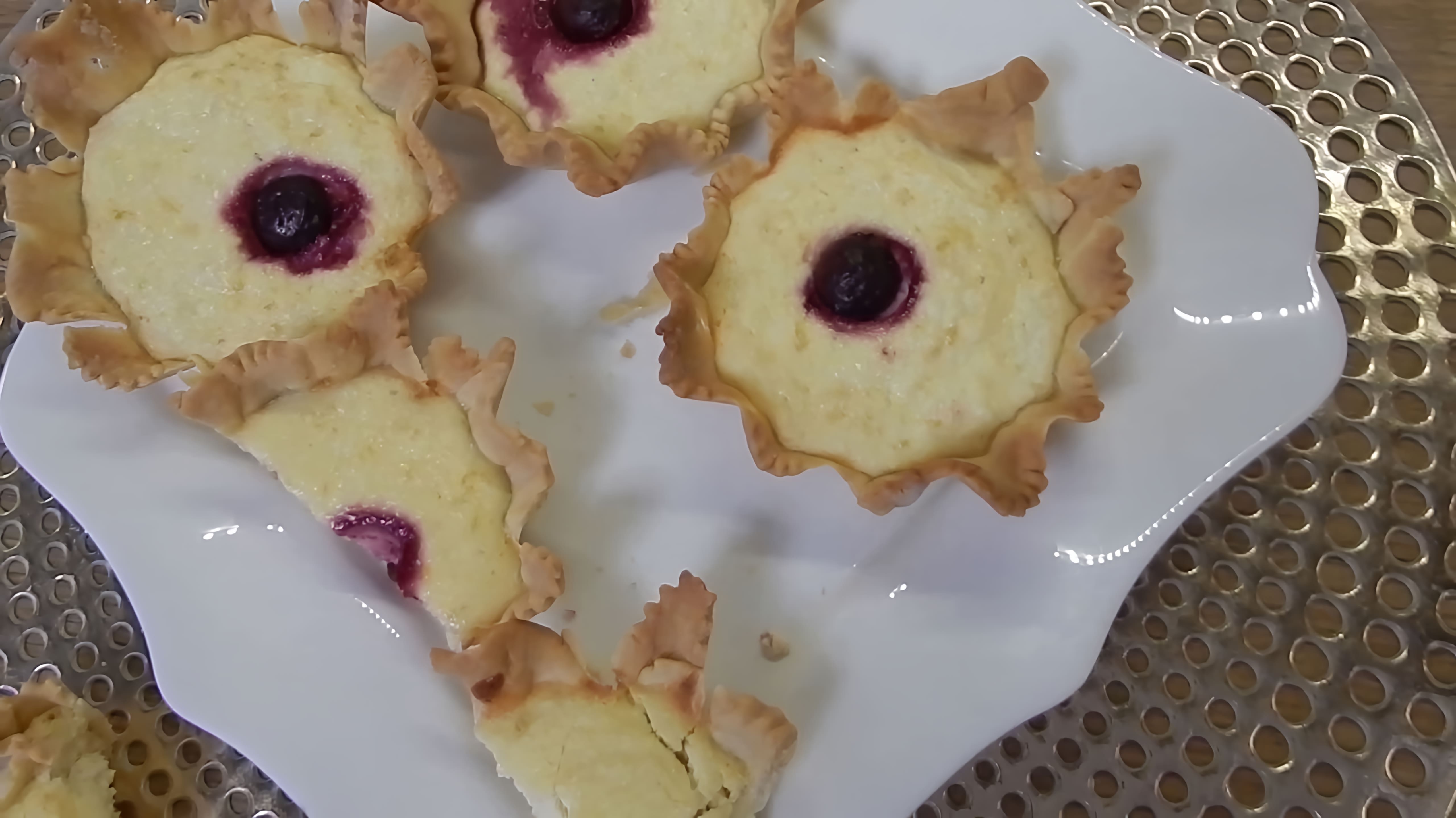 В этом видео демонстрируется рецепт приготовления итальянских пирожных Соффиони, которые готовятся из творожного теста и начинки