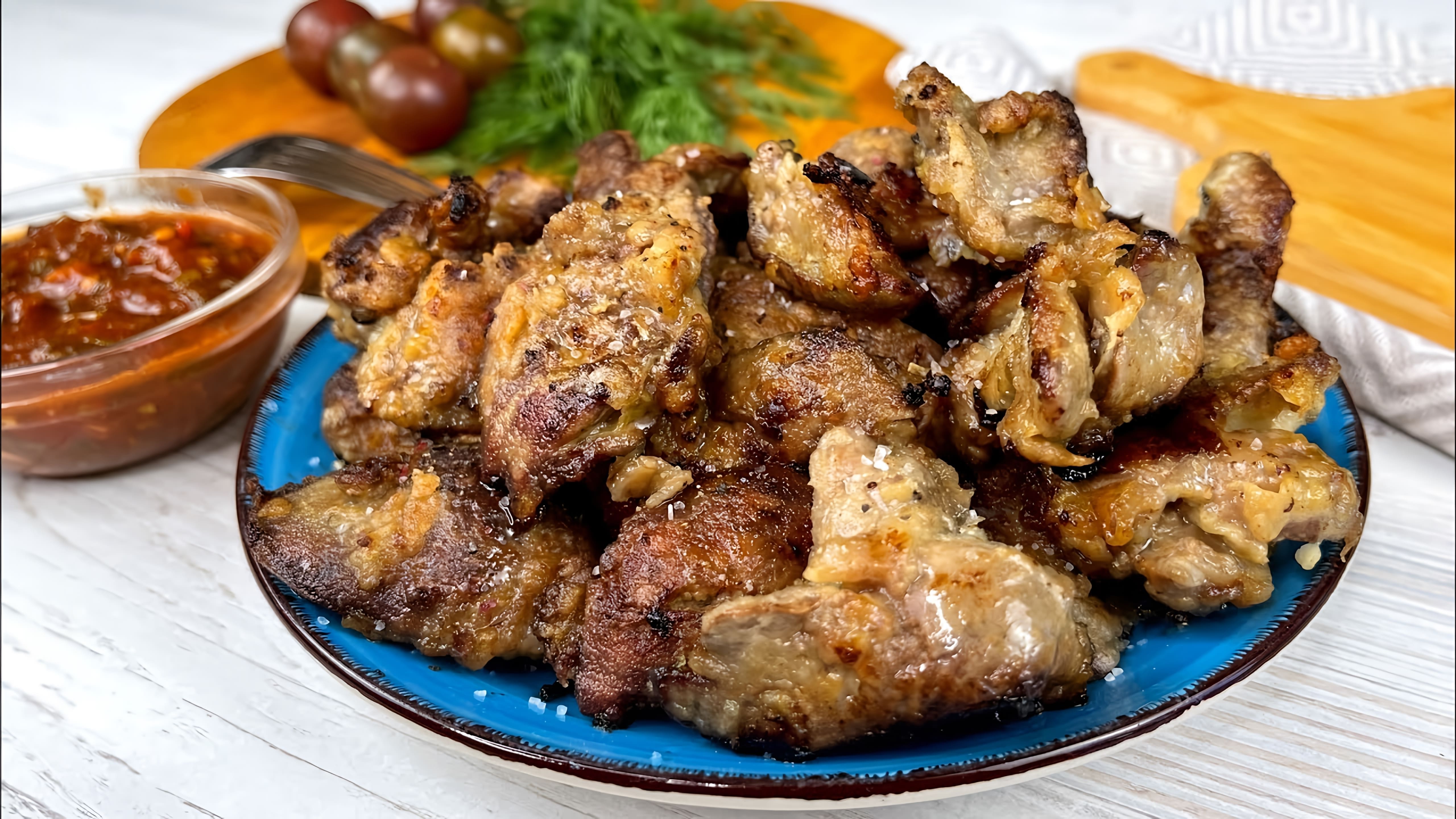 В этом видео демонстрируется рецепт приготовления куриной печени