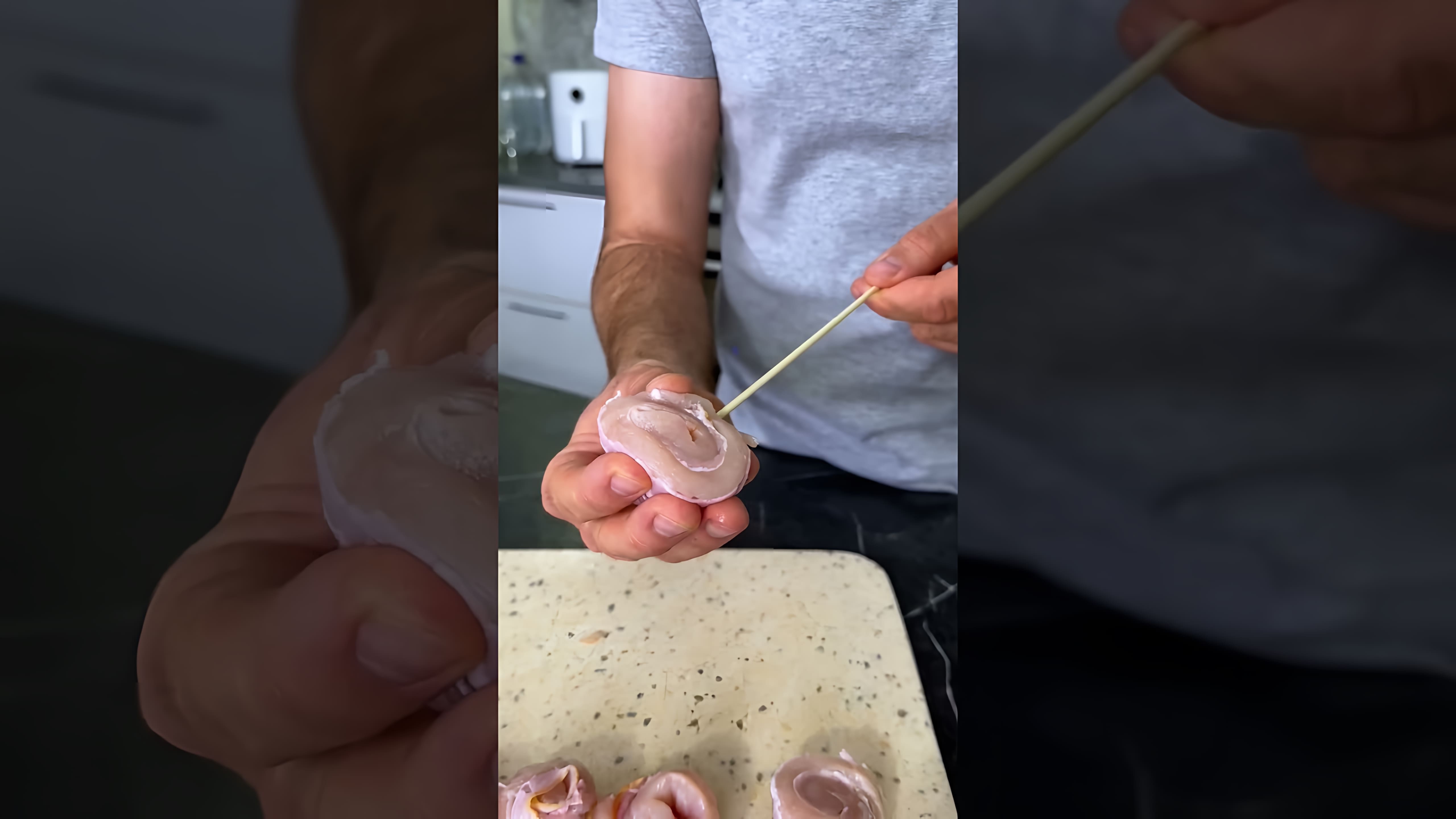В этом видео демонстрируется процесс приготовления куриных шашлычков с беконом