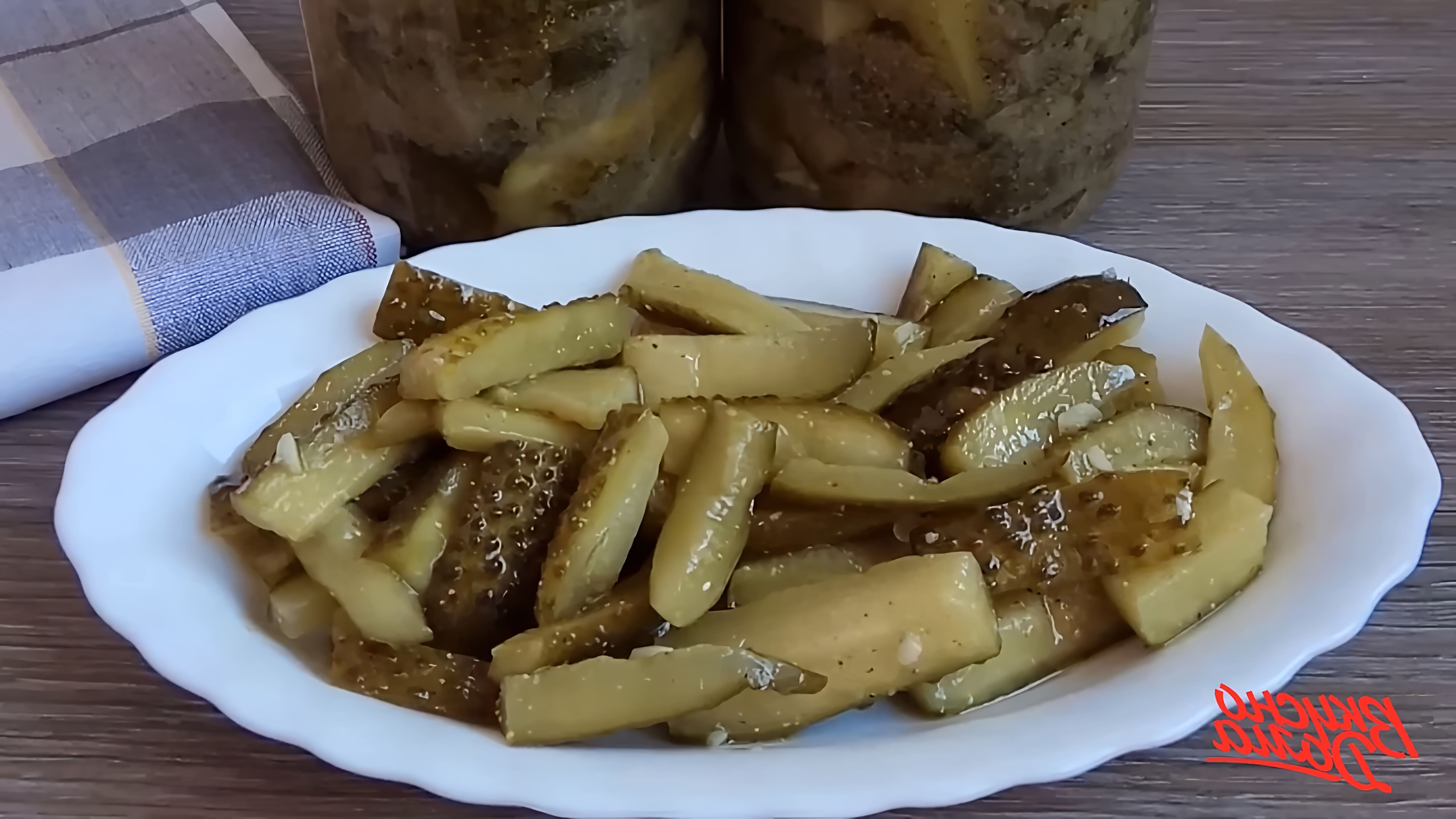 В этом видео демонстрируется процесс приготовления салата из огурцов на зиму с использованием горчицы