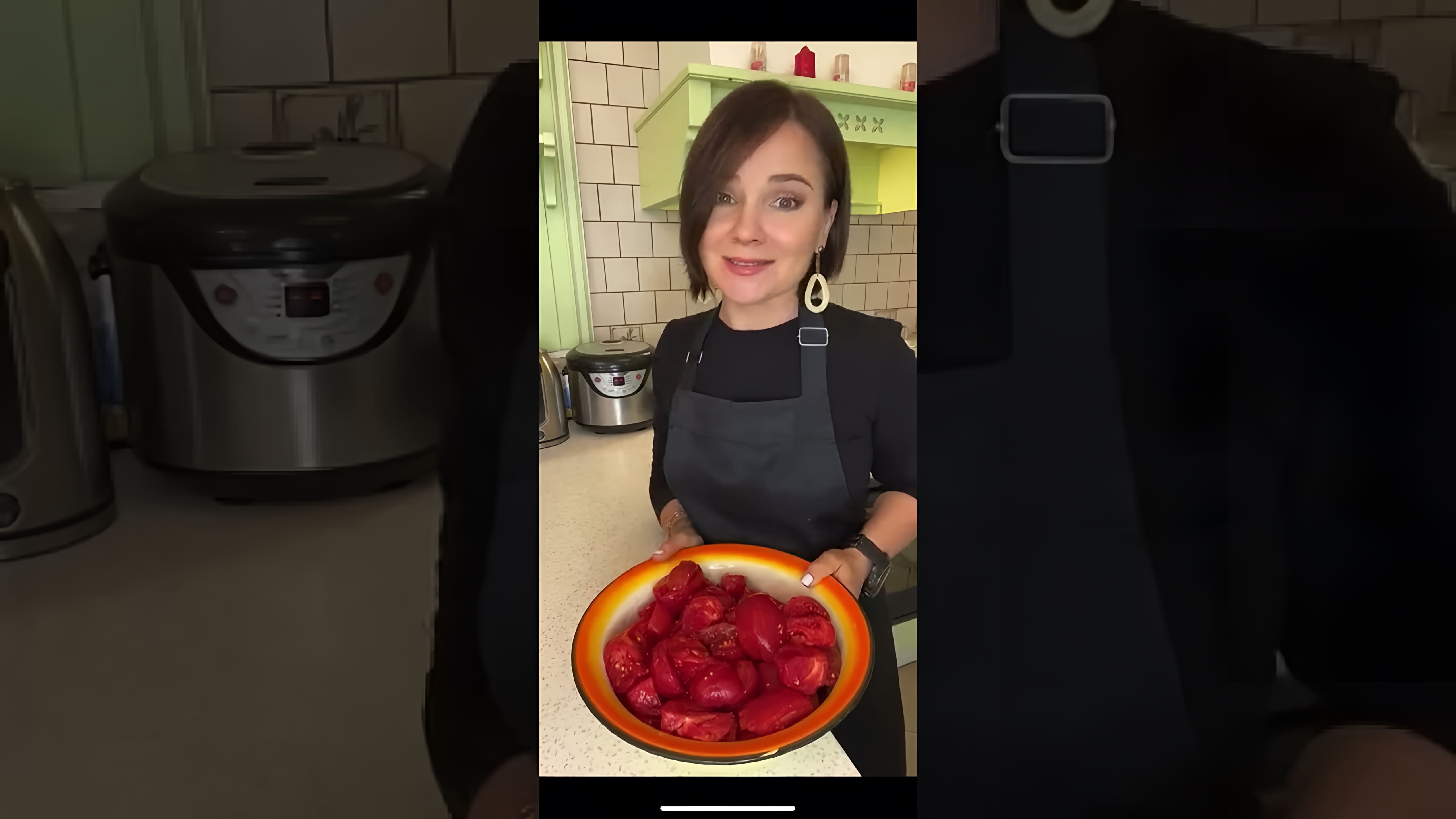 В этом видео демонстрируется процесс приготовления баклажановой икры из запечённых овощей