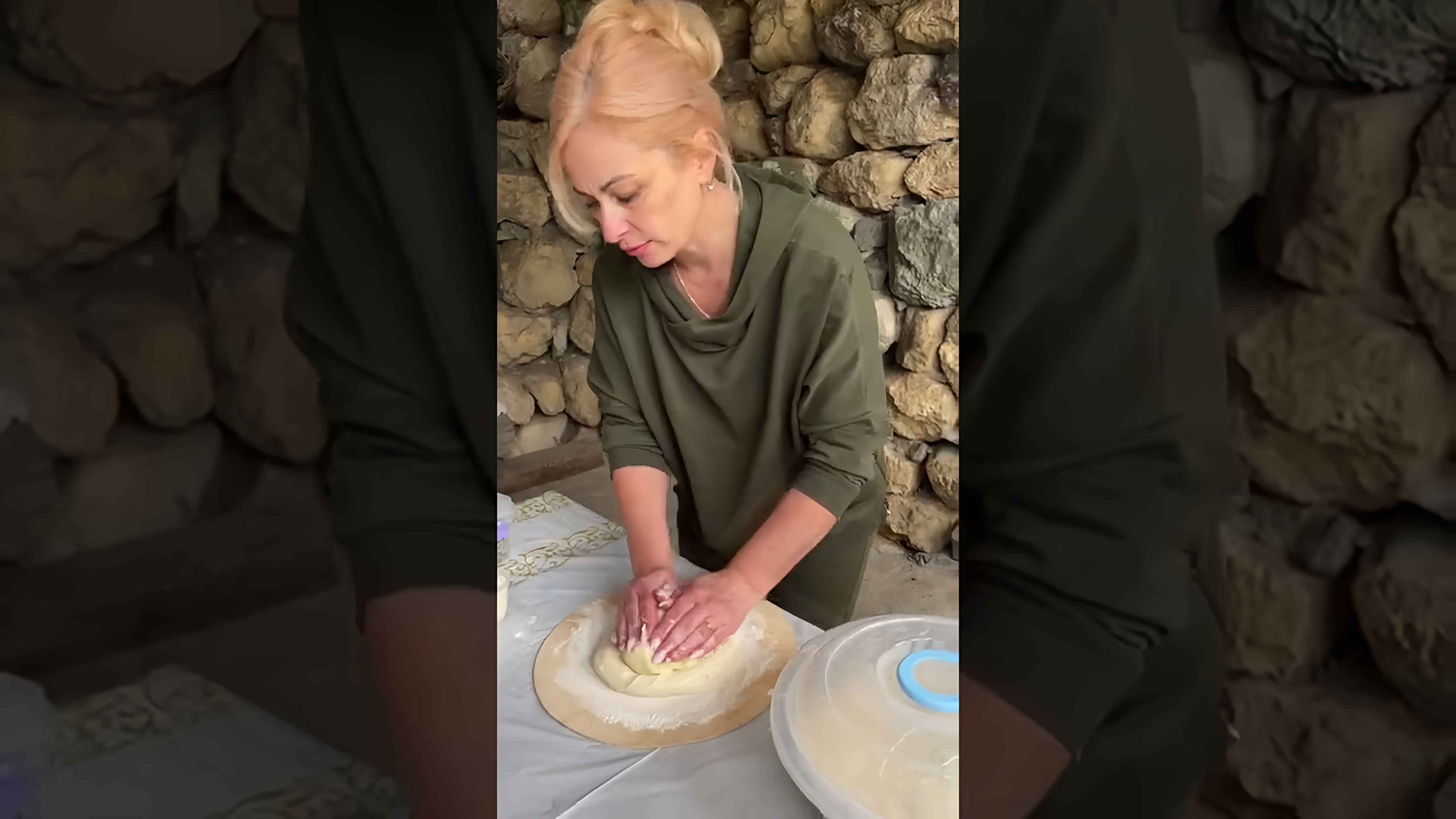 Осетинка научила готовить настоящие осетинские пироги - это видео-ролик, в котором женщина из Осетии делится своим опытом и секретами приготовления традиционных осетинских пирогов