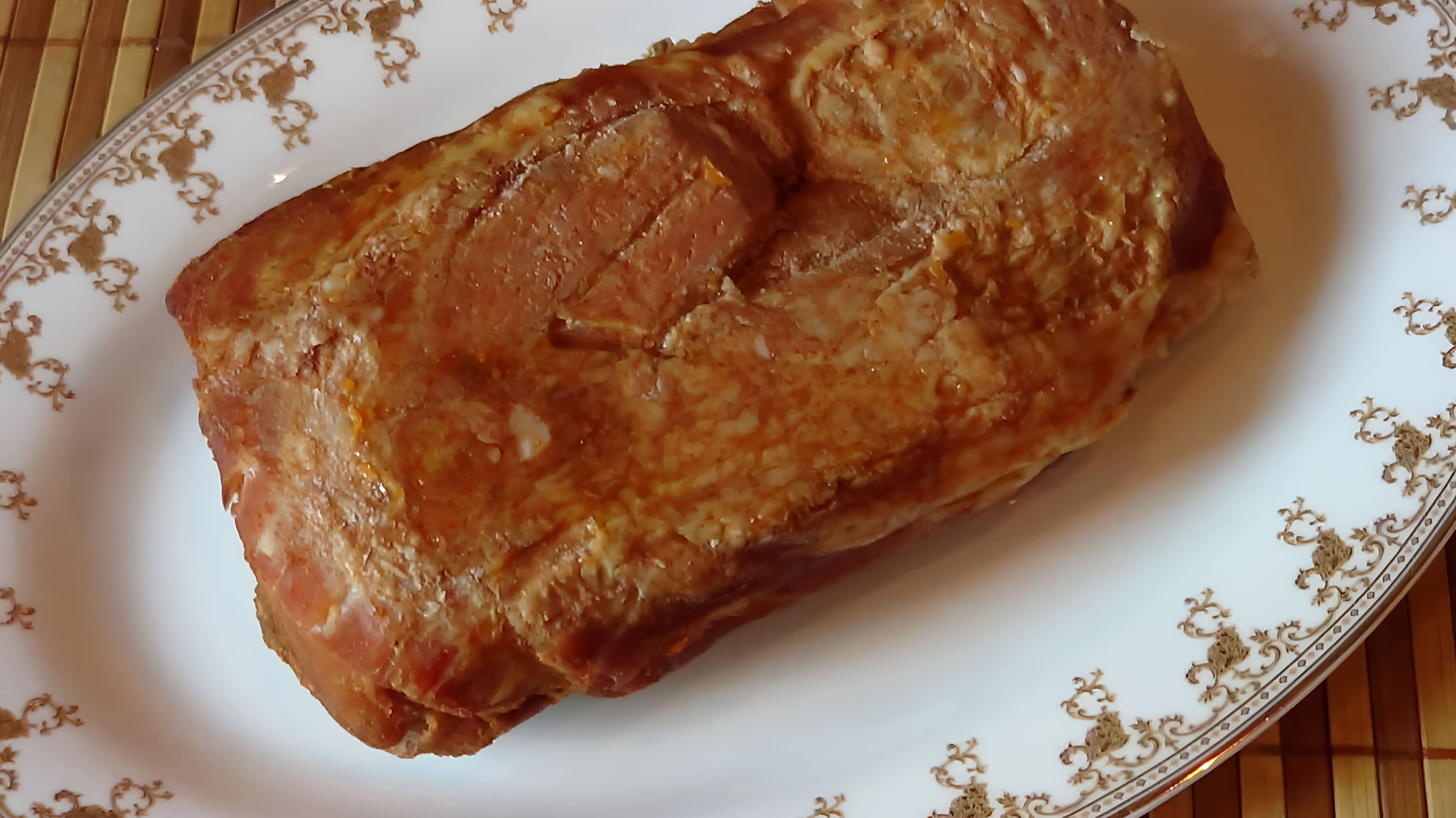В этом видео демонстрируется процесс приготовления буженины - традиционного праздничного блюда из свинины
