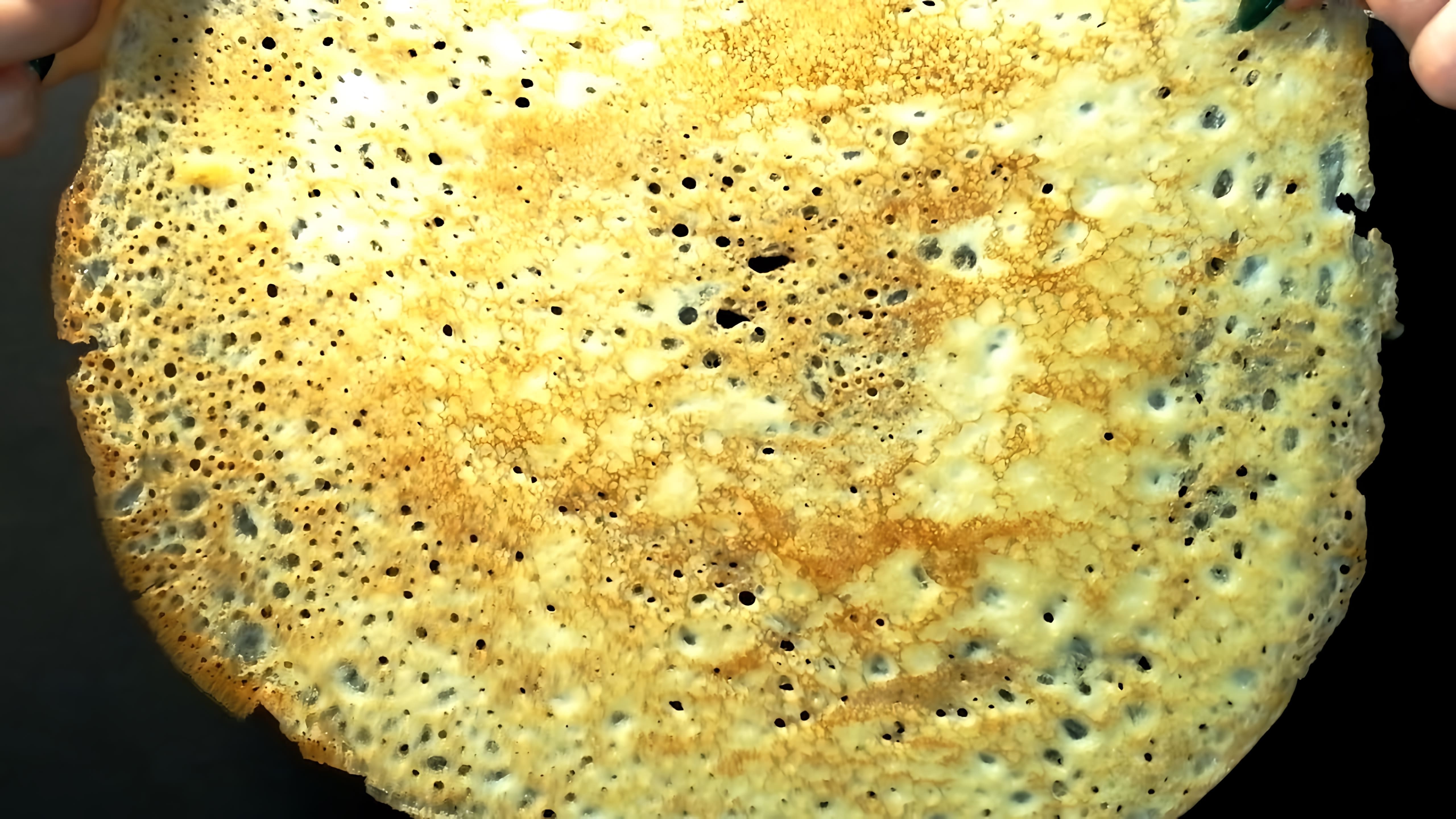 В этом видео демонстрируется рецепт приготовления домашних блинчиков на кипятке