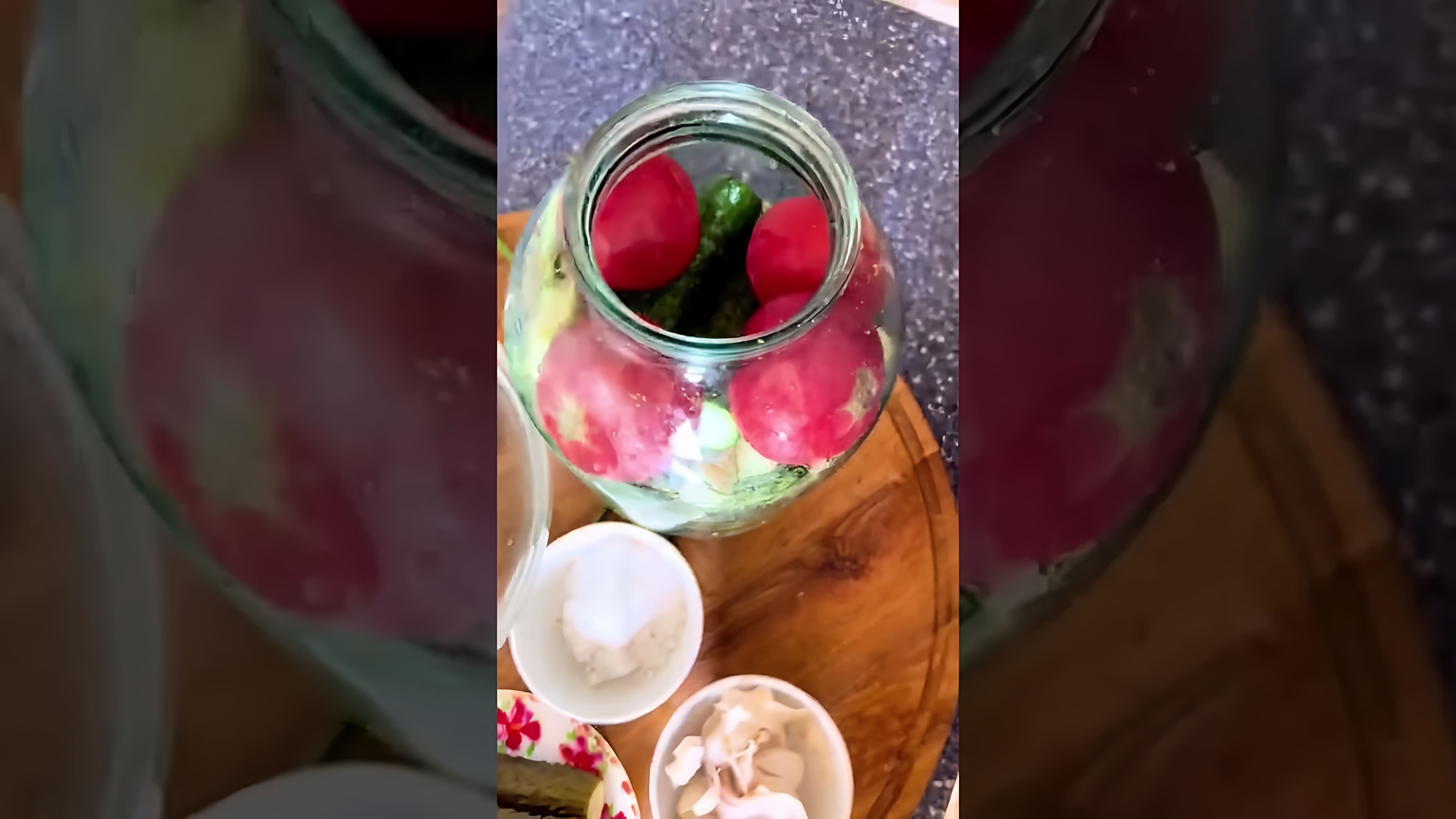 Вкусные маринованные огурцы, помидоры и кабачки - это рецепт, который я хочу поделиться с вами
