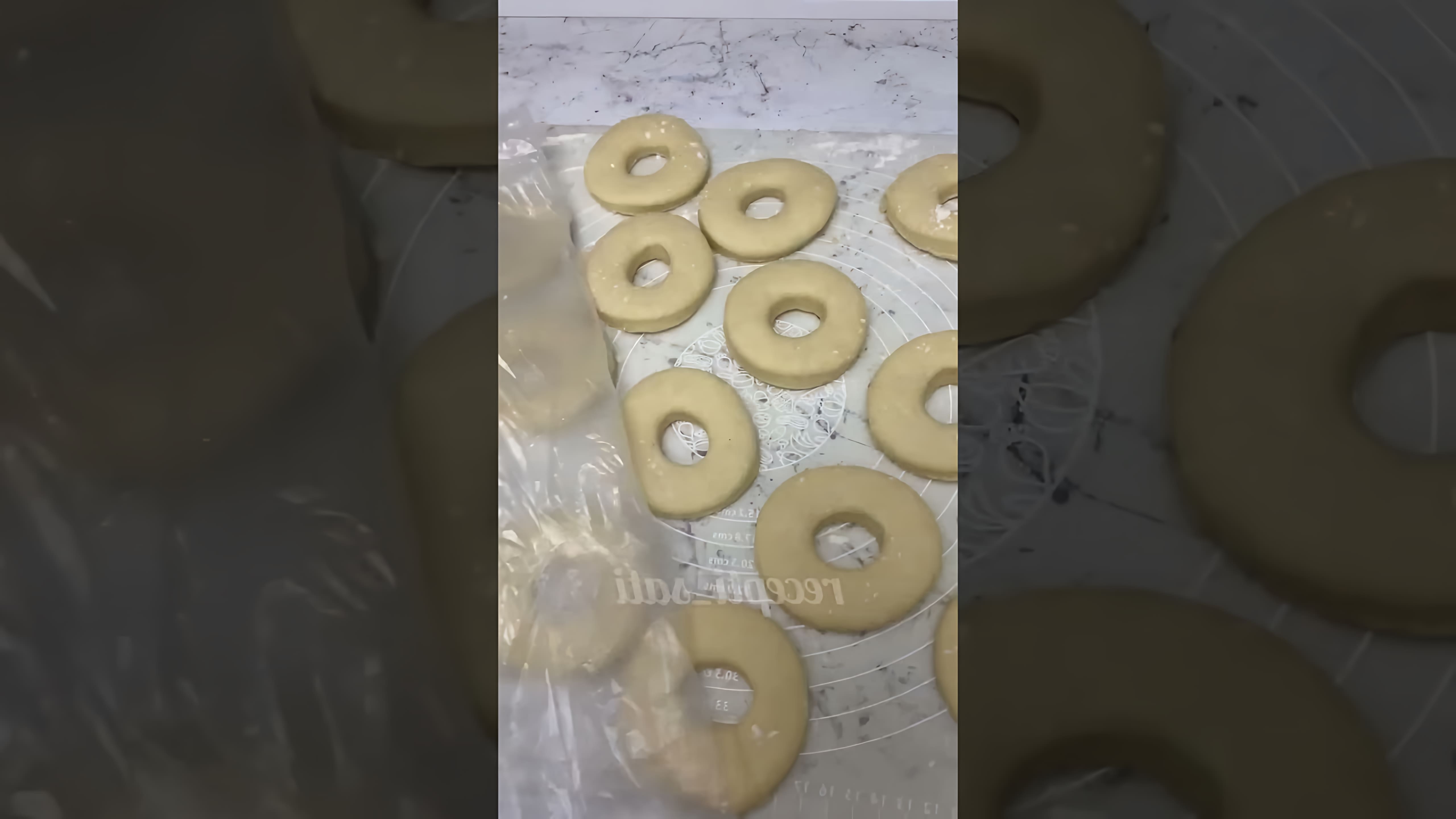 В этом видео-ролике вы увидите процесс приготовления шоколадных пончиков, которые получаются очень нежными и воздушными