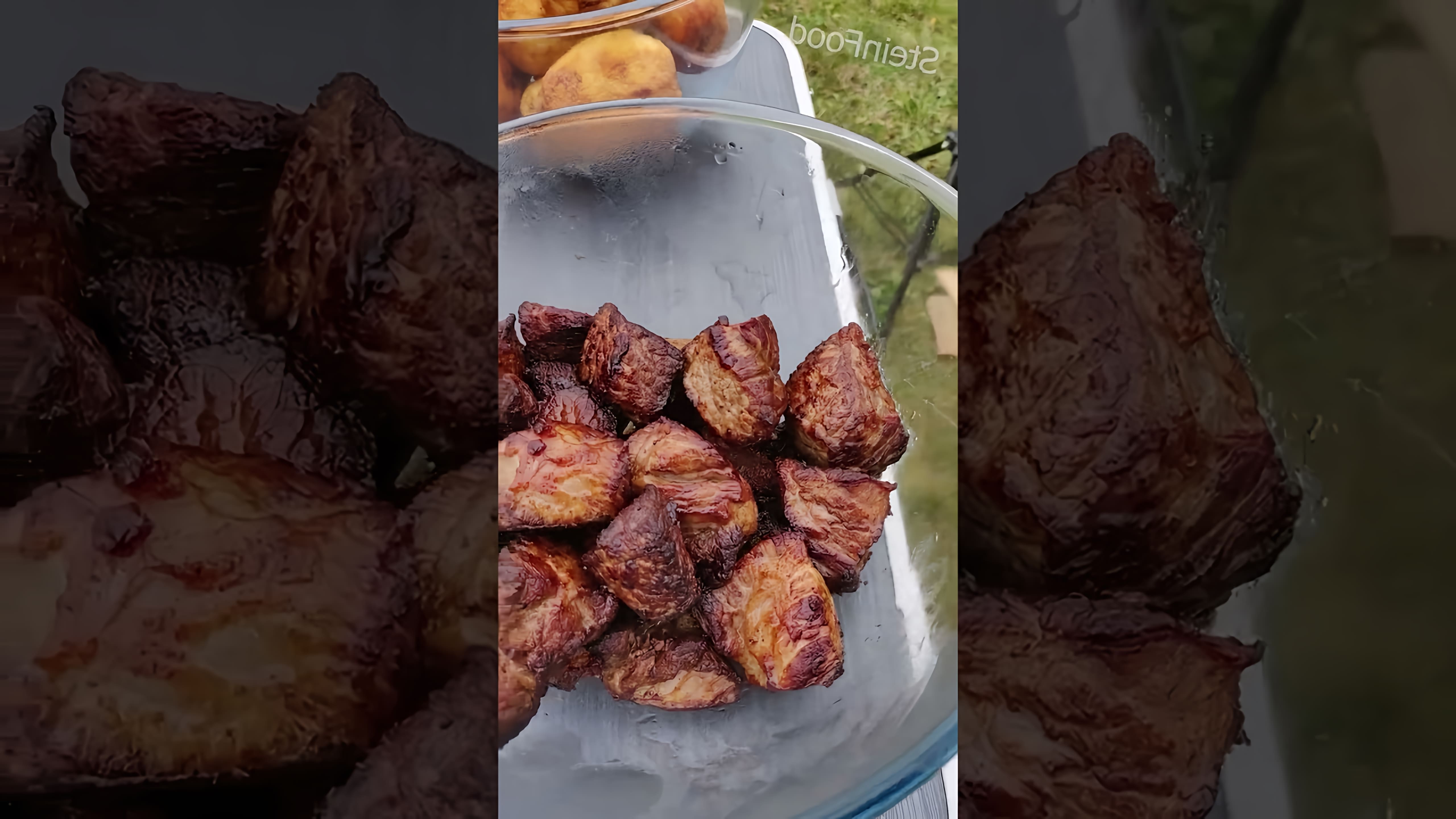 В данном видео демонстрируется процесс приготовления казан кебаба с говядиной и картошкой