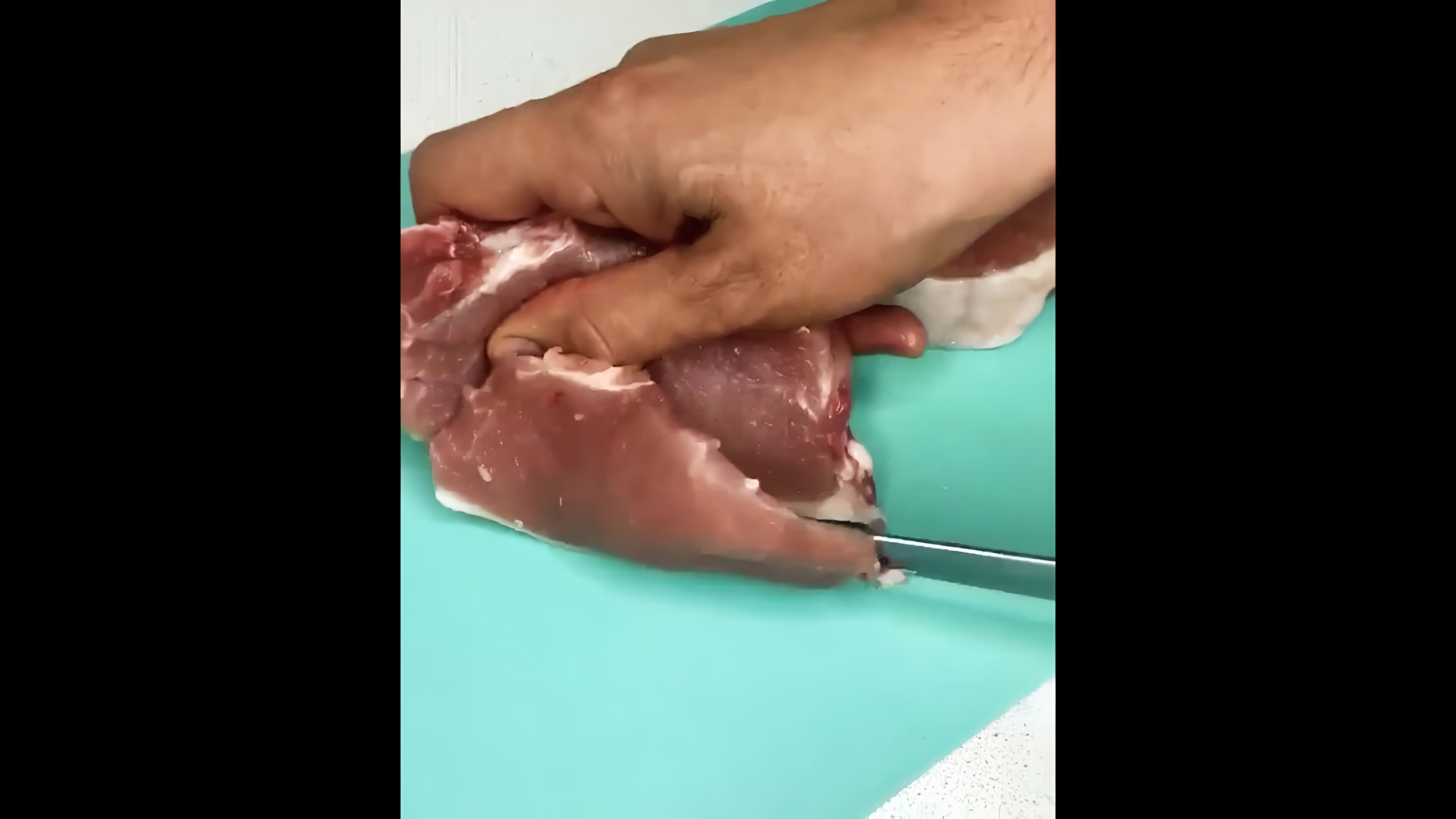 В этом видео-ролике вы увидите, как приготовить рулетики из свинины с грибами и сыром