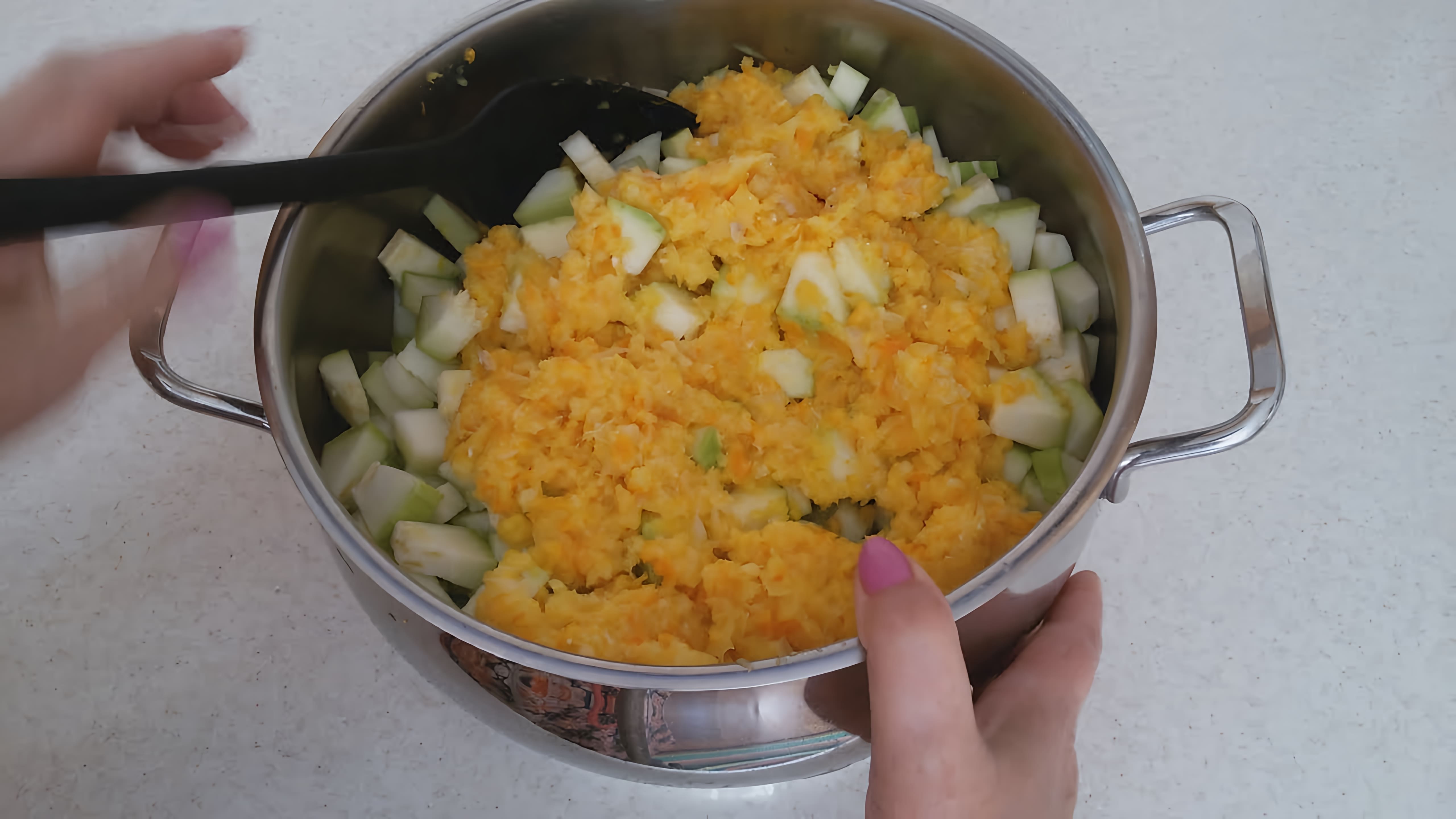 В этом видео демонстрируется рецепт приготовления янтарно-мраморного варенья из кабачков с добавлением апельсинов и лимонов