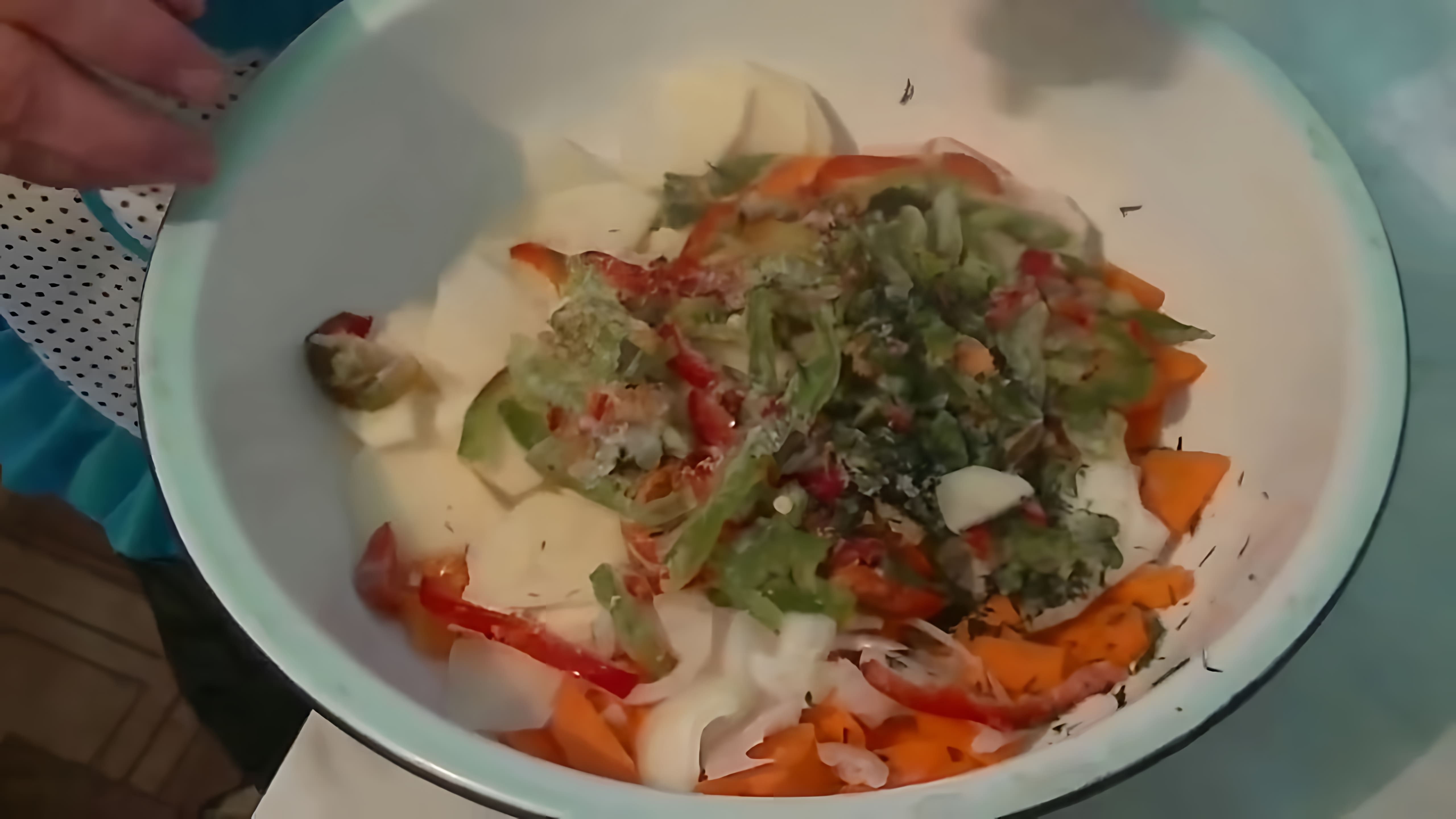 В этом видео демонстрируется рецепт приготовления запеченного судака, фаршированного картофелем, морковью и перцем