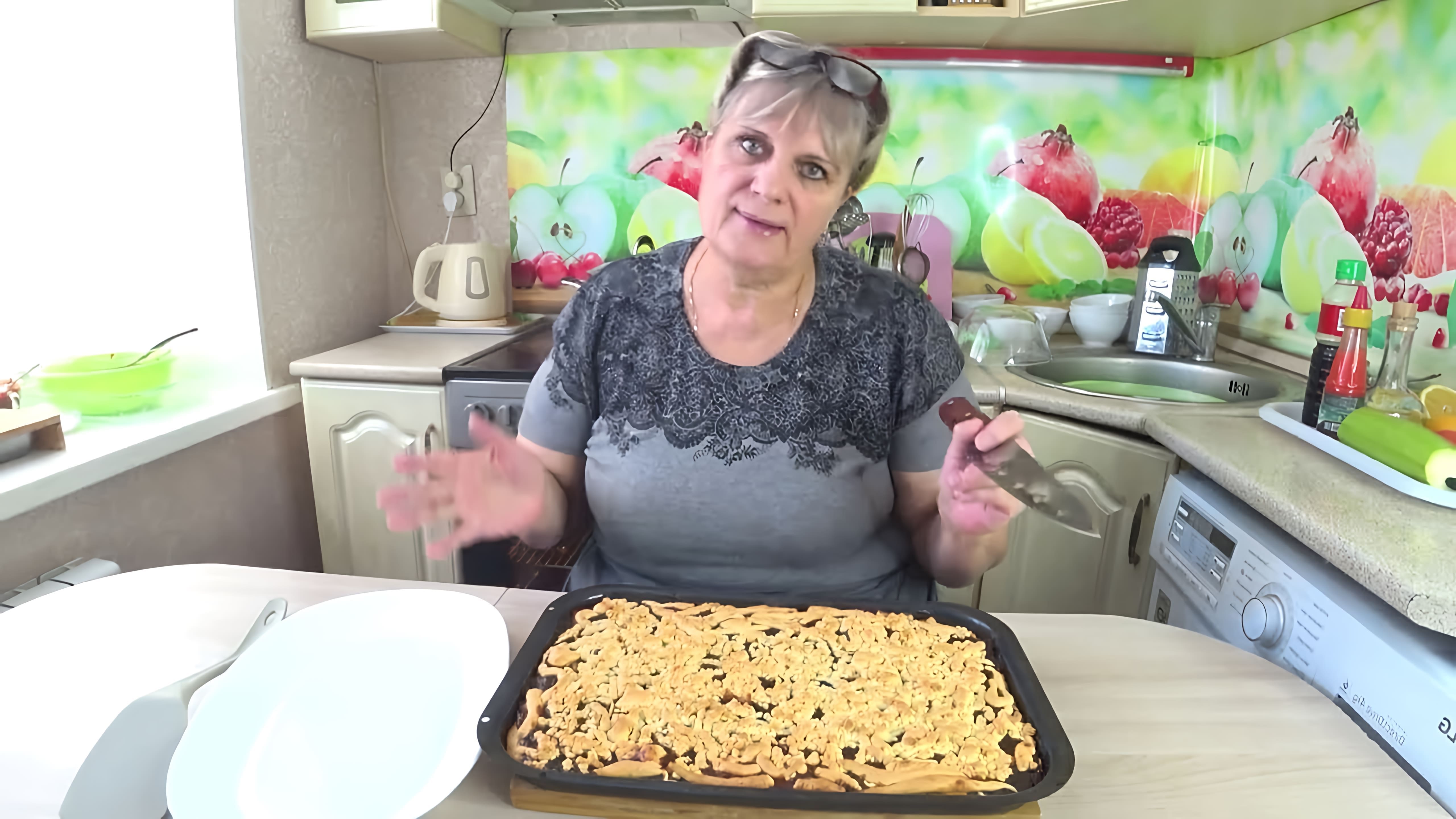 В этом видео автор показывает, как приготовить быстрый пирог, салат с заправкой из перца, кабачки в духовке и картофель с болгарским перцем