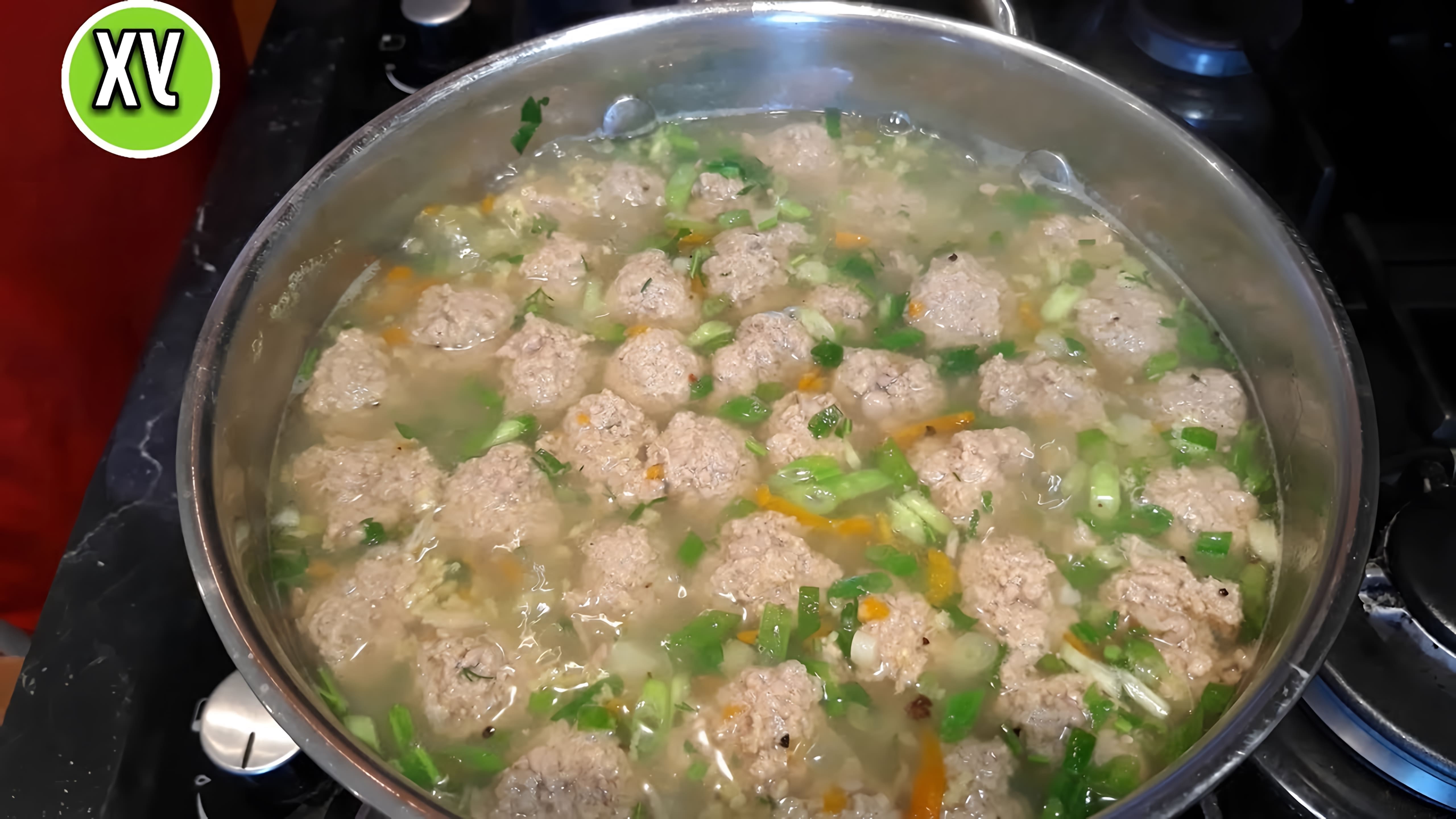 В этом видео демонстрируется процесс приготовления быстрого супа с фрикадельками