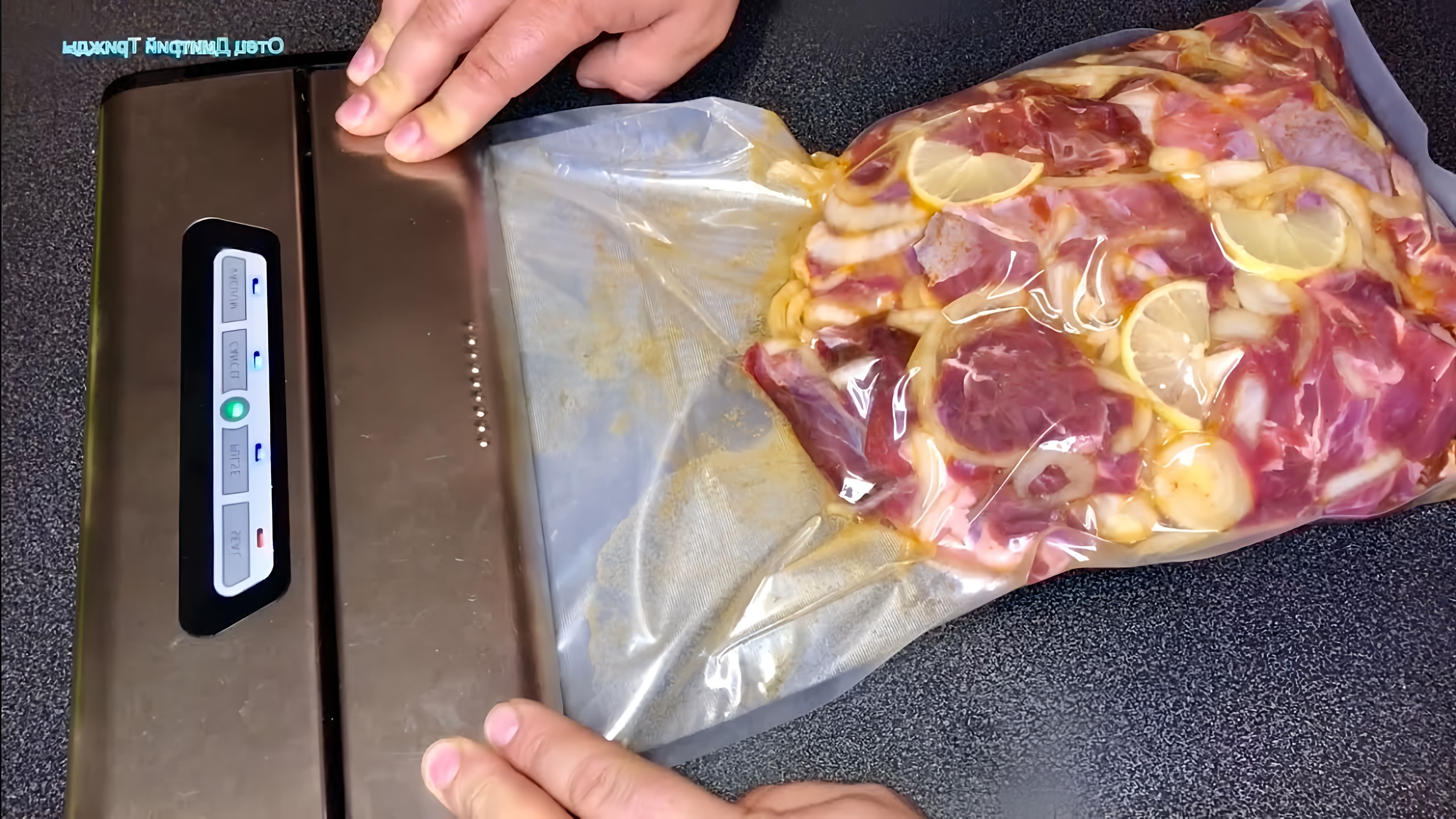В данном видео демонстрируется процесс приготовления шашлыка из говядины