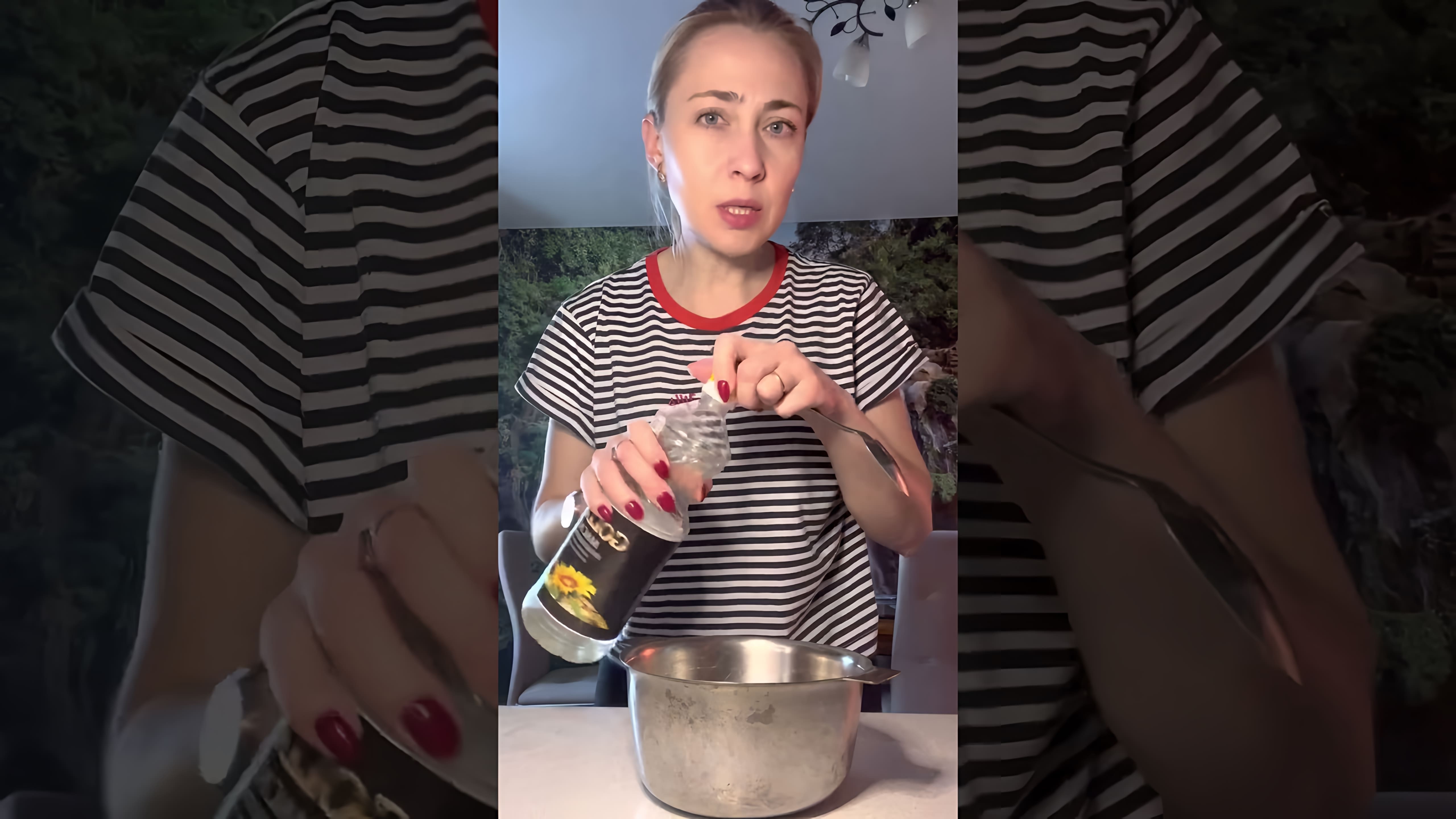В этом видео демонстрируется рецепт приготовления шоколадного постного манника