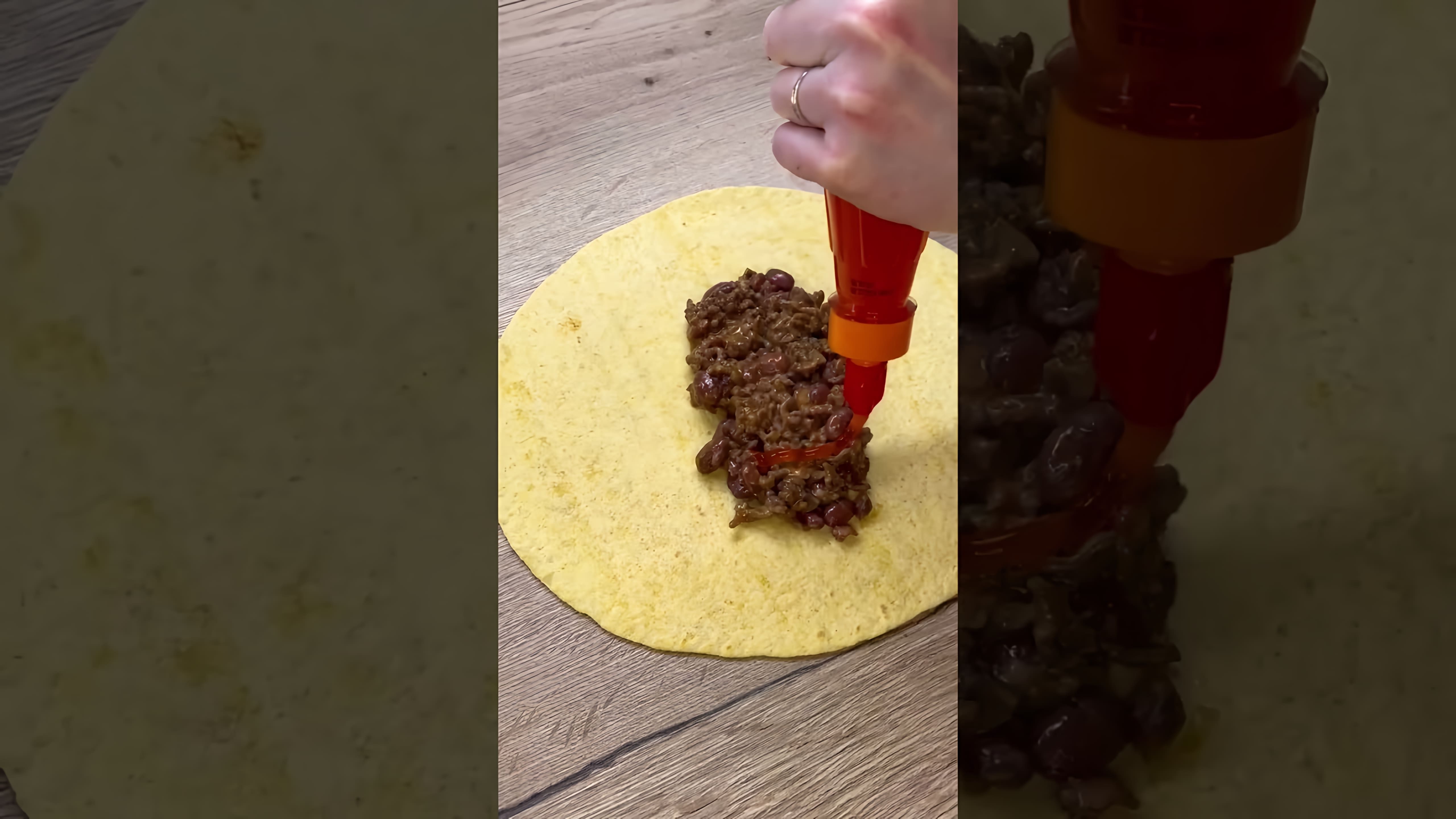 В этом видео демонстрируется рецепт приготовления буррито - лаваша с начинкой