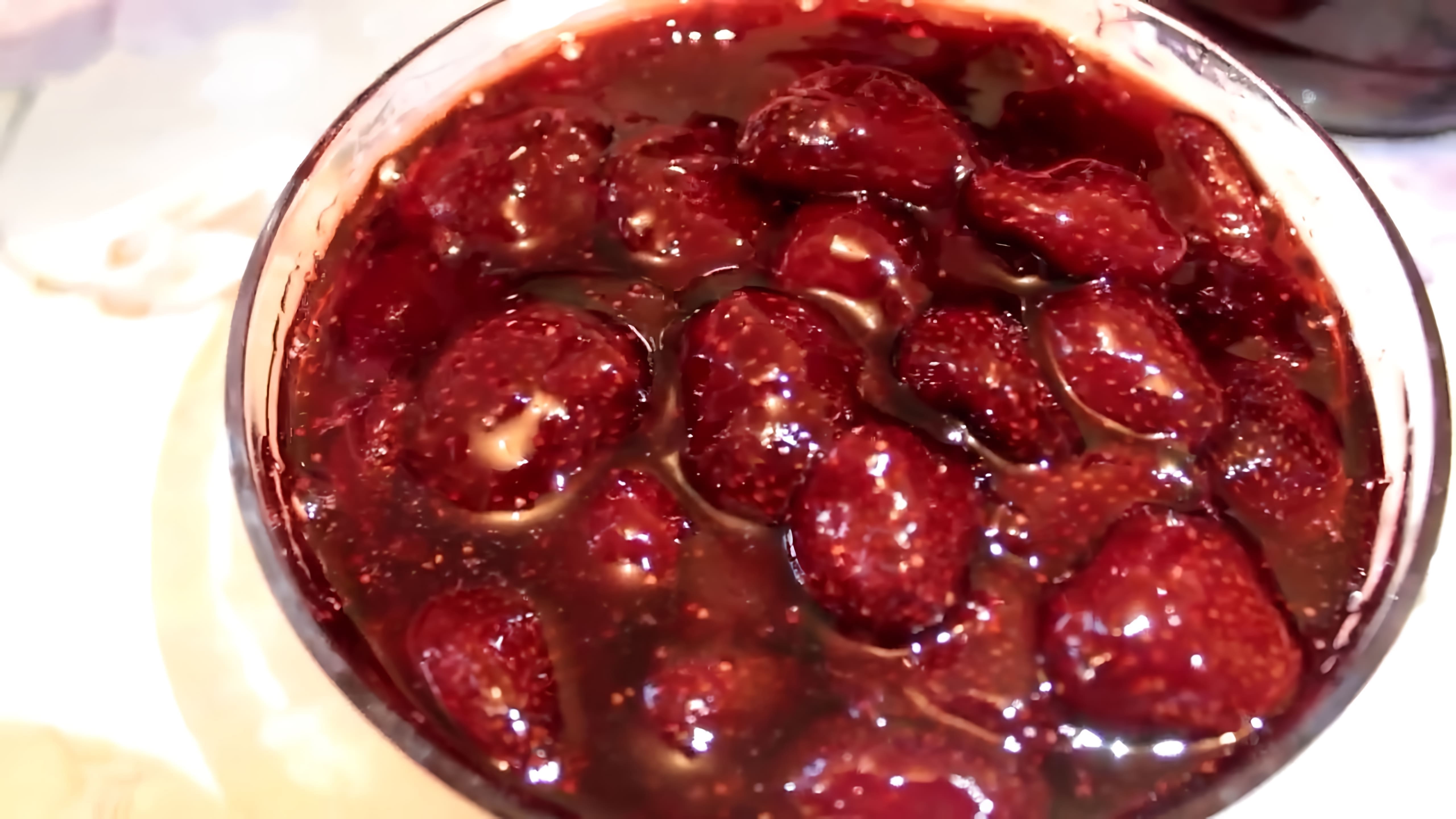 В этом видео демонстрируется процесс приготовления клубничного варенья по рецепту STRAWBERRY JAM CILEK RICELI