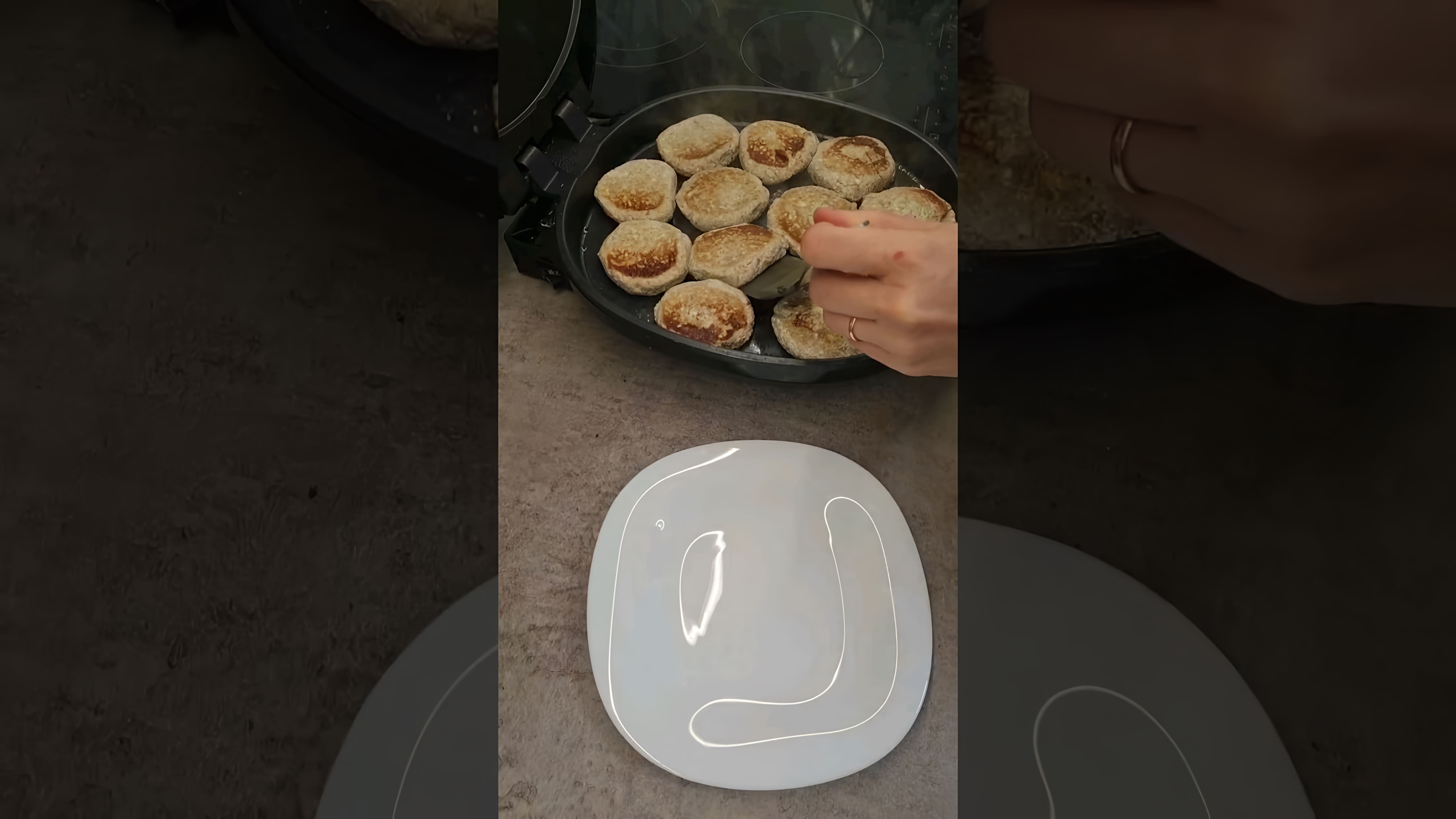 В этом видео-ролике рассказывается о том, как приготовить вкусные и полезные сырники на завтрак