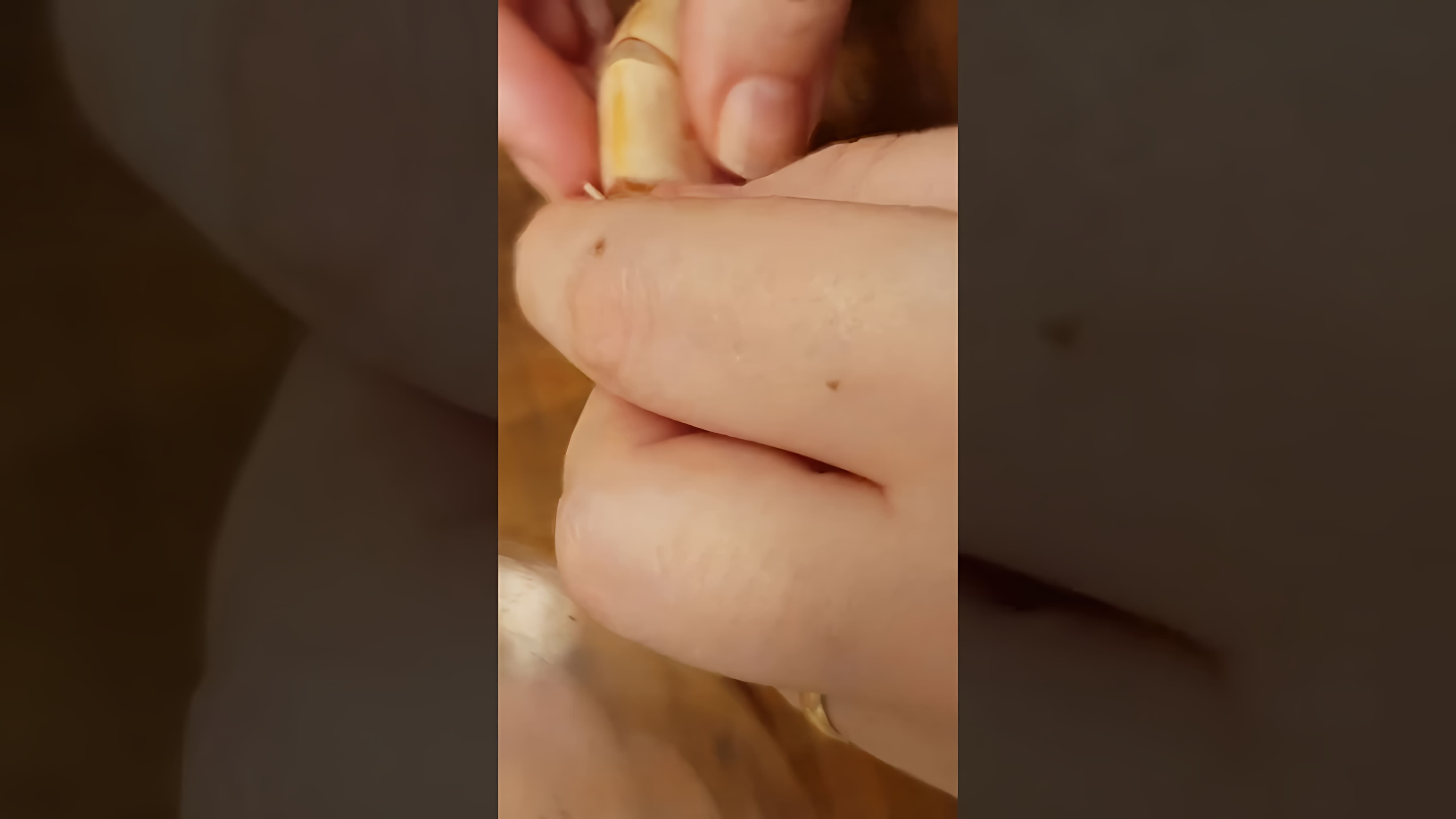 В данном видео-ролике демонстрируется процесс чистки кишки из креветки