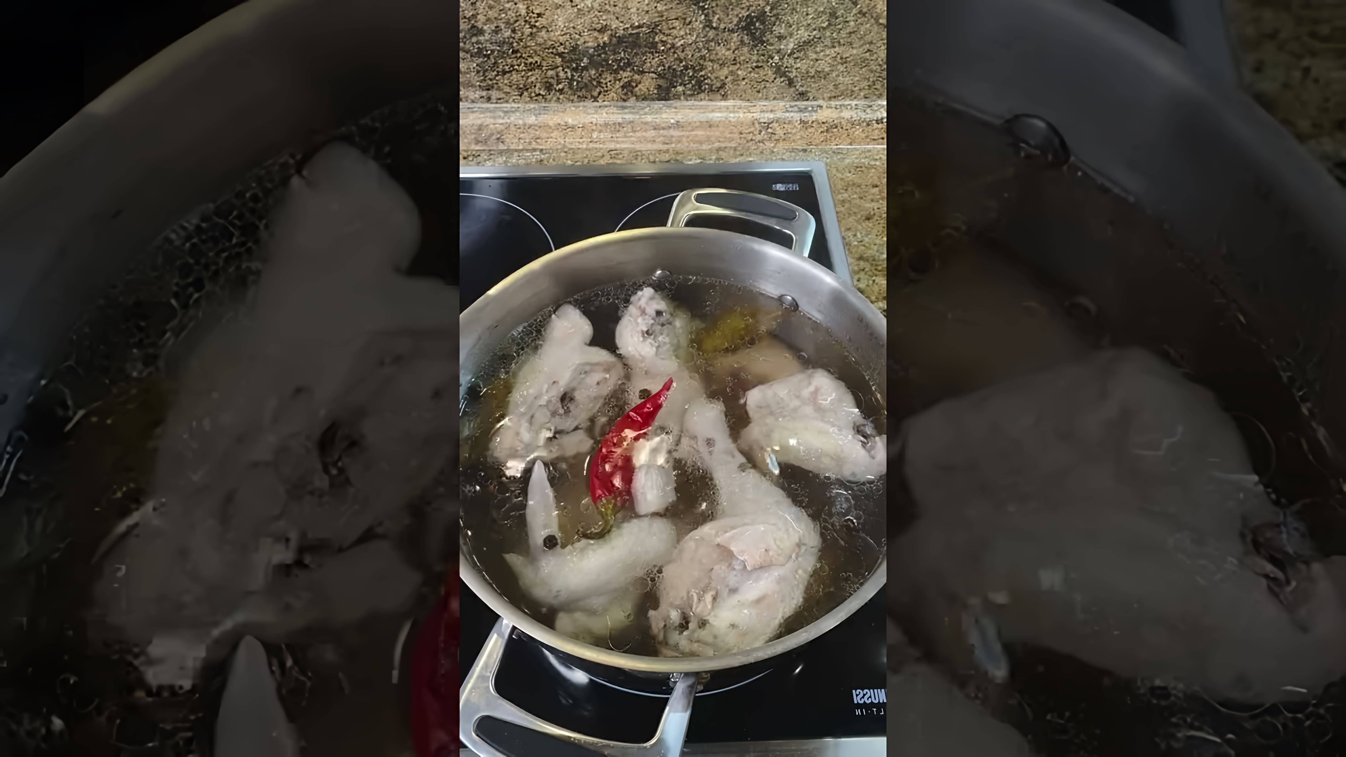 В этом видео рассказывается о том, как правильно варить бульон из курицы