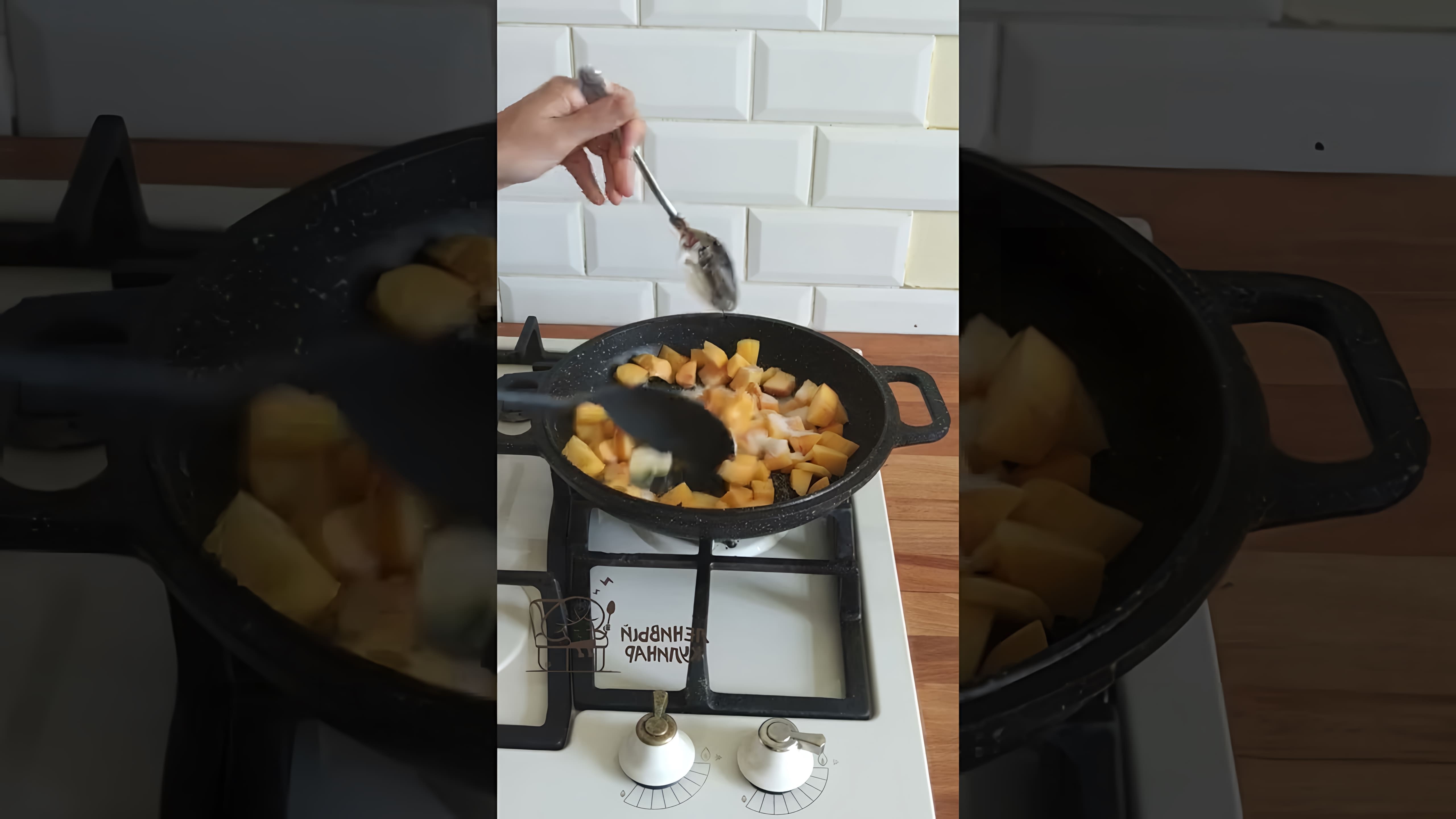 В этом видео Ольга Елена, известная как "Ленивый кулинар", показывает, как приготовить пышный пирог на сковороде без использования духовки