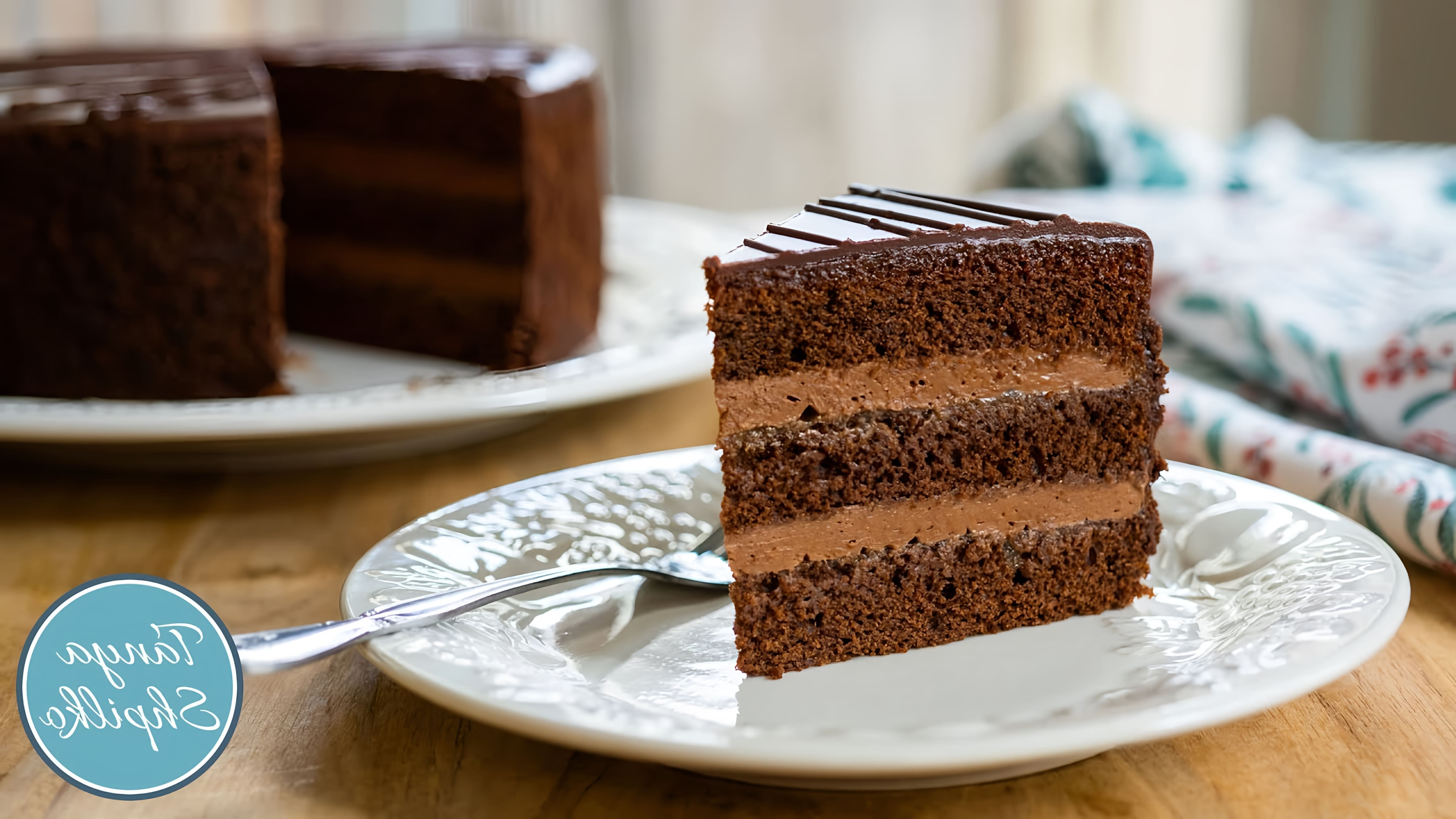 В этом видео демонстрируется рецепт шоколадного торта Прага