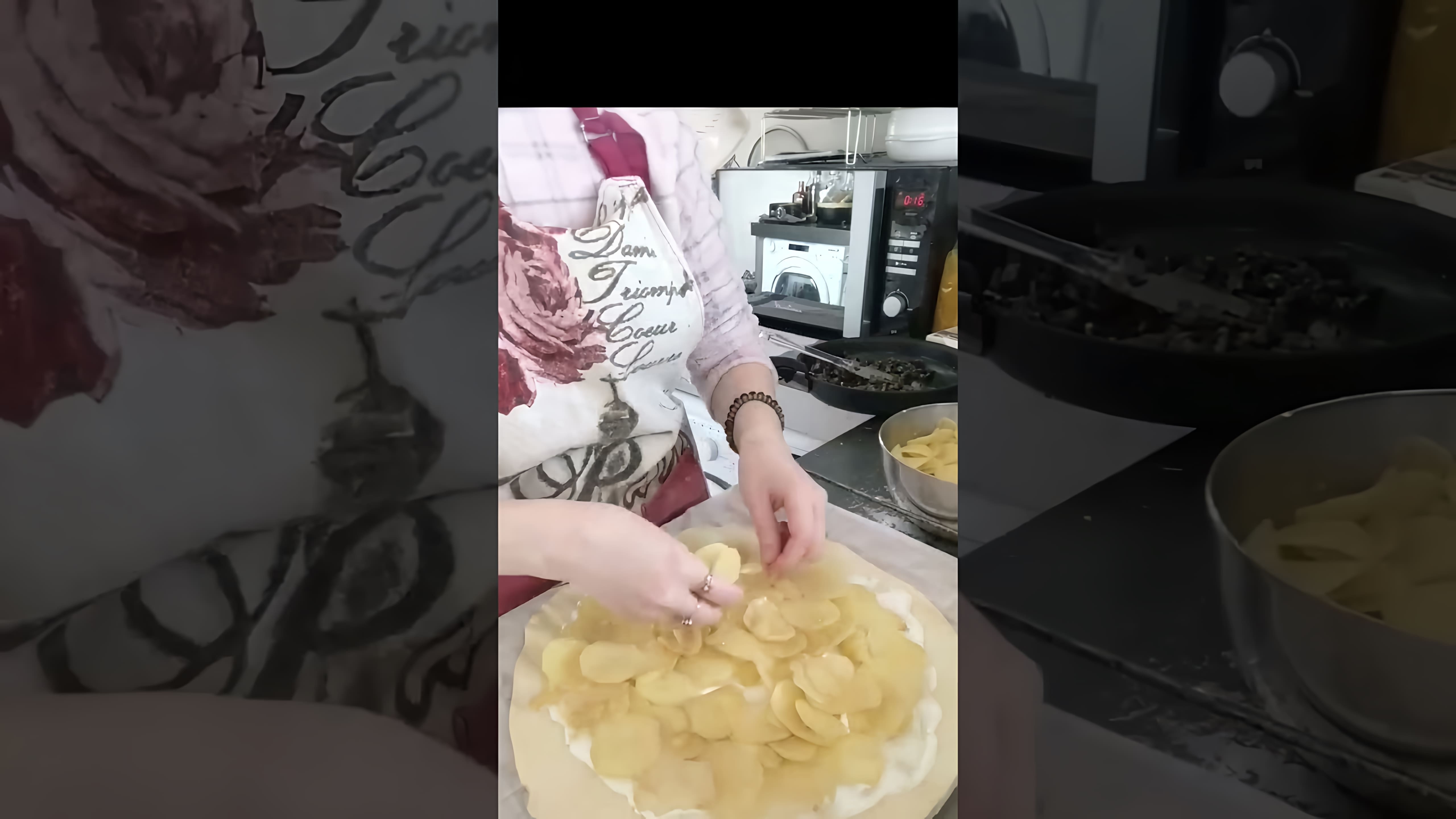 В этом видео демонстрируется рецепт приготовления закрытого пирога с картошкой и грибами