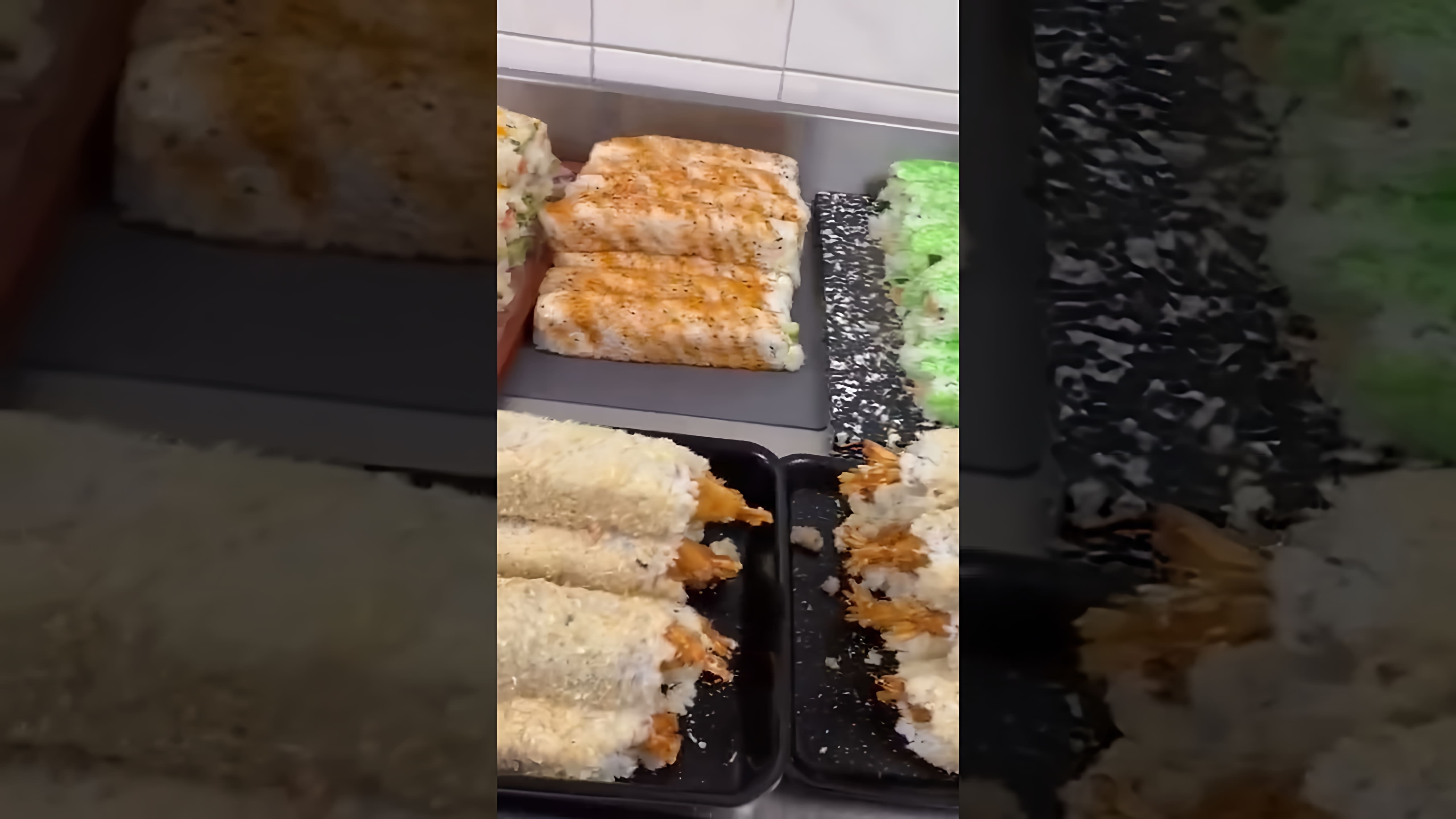 В этом видео-ролике мы увидим, как готовятся вкусные и красивые суши и роллы