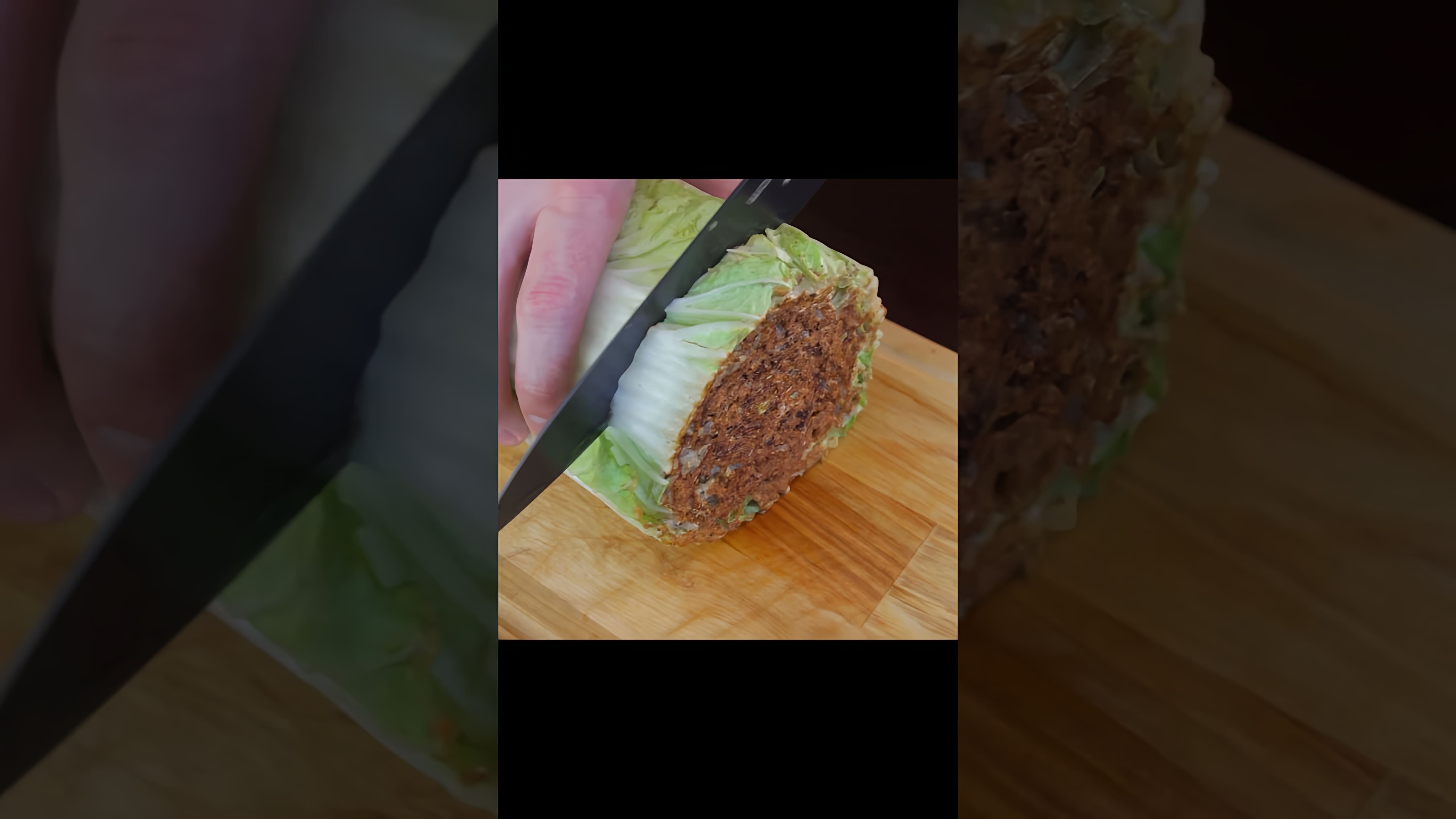В этом видео демонстрируется процесс приготовления пекинской капусты на сковороде