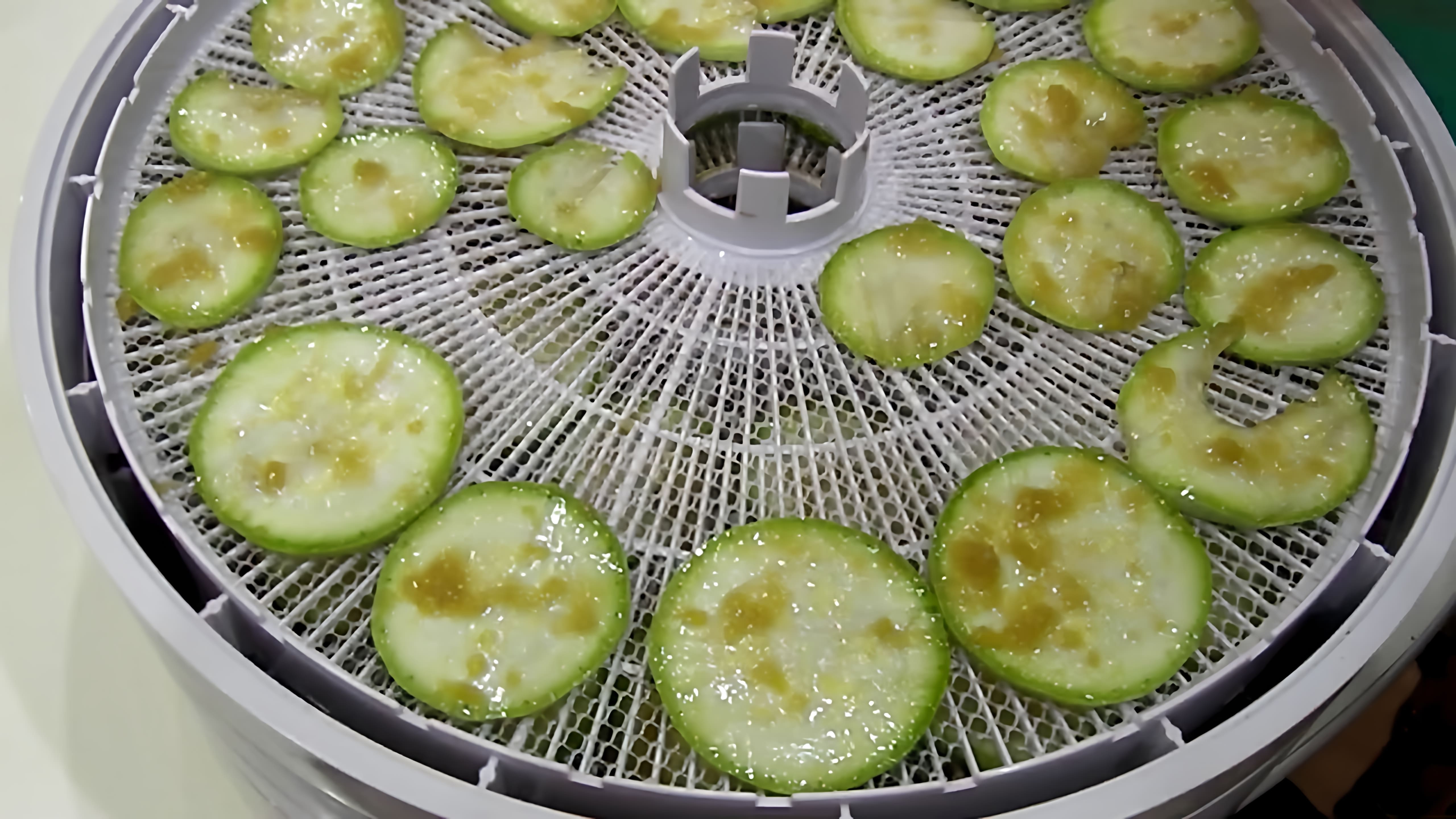 В этом видео-ролике вы увидите, как приготовить вкусные чипсы из кабачков и тыквы