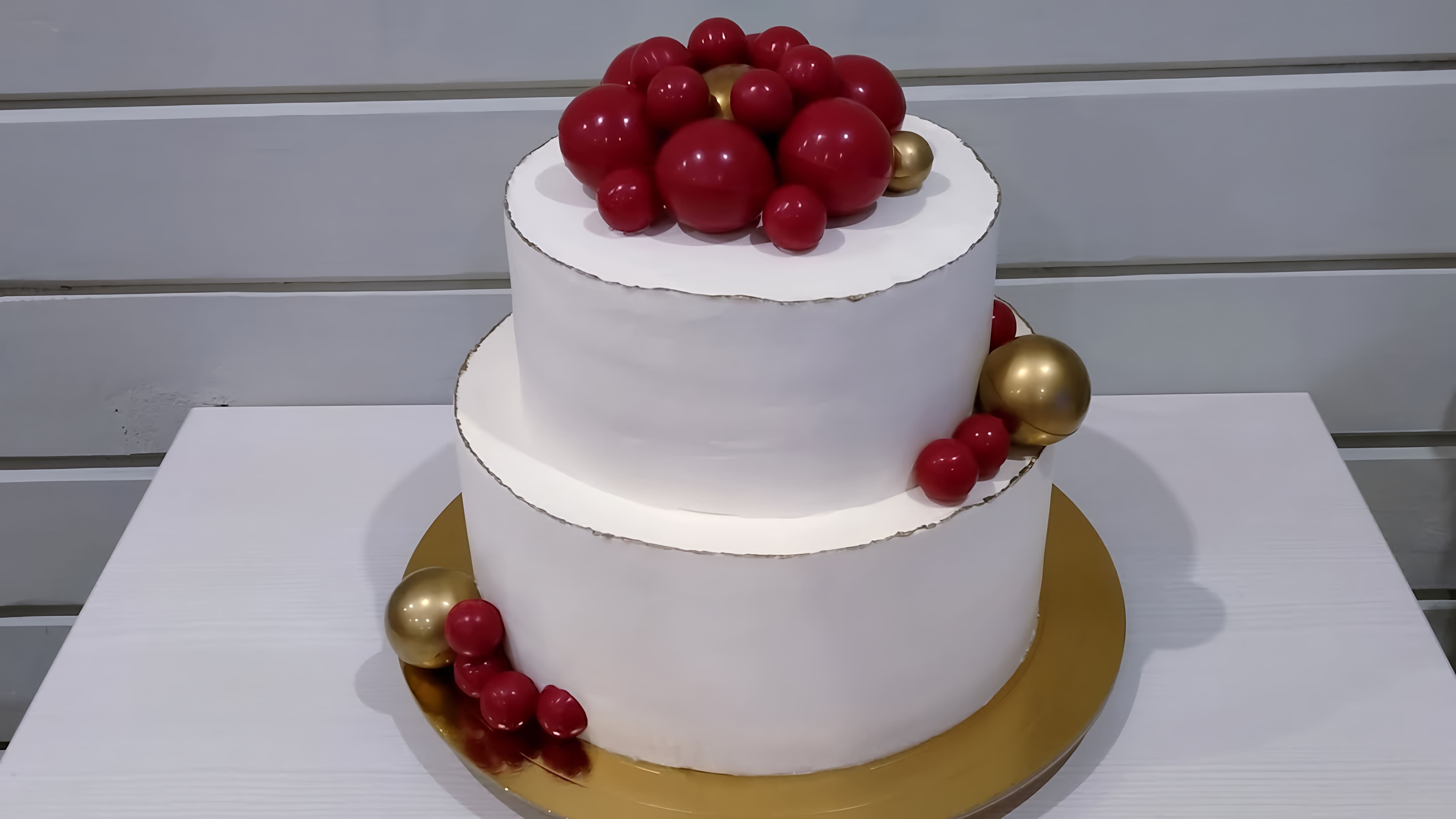 В этом видео Татьяна показывает, как украсить двухъярусный свадебный торт