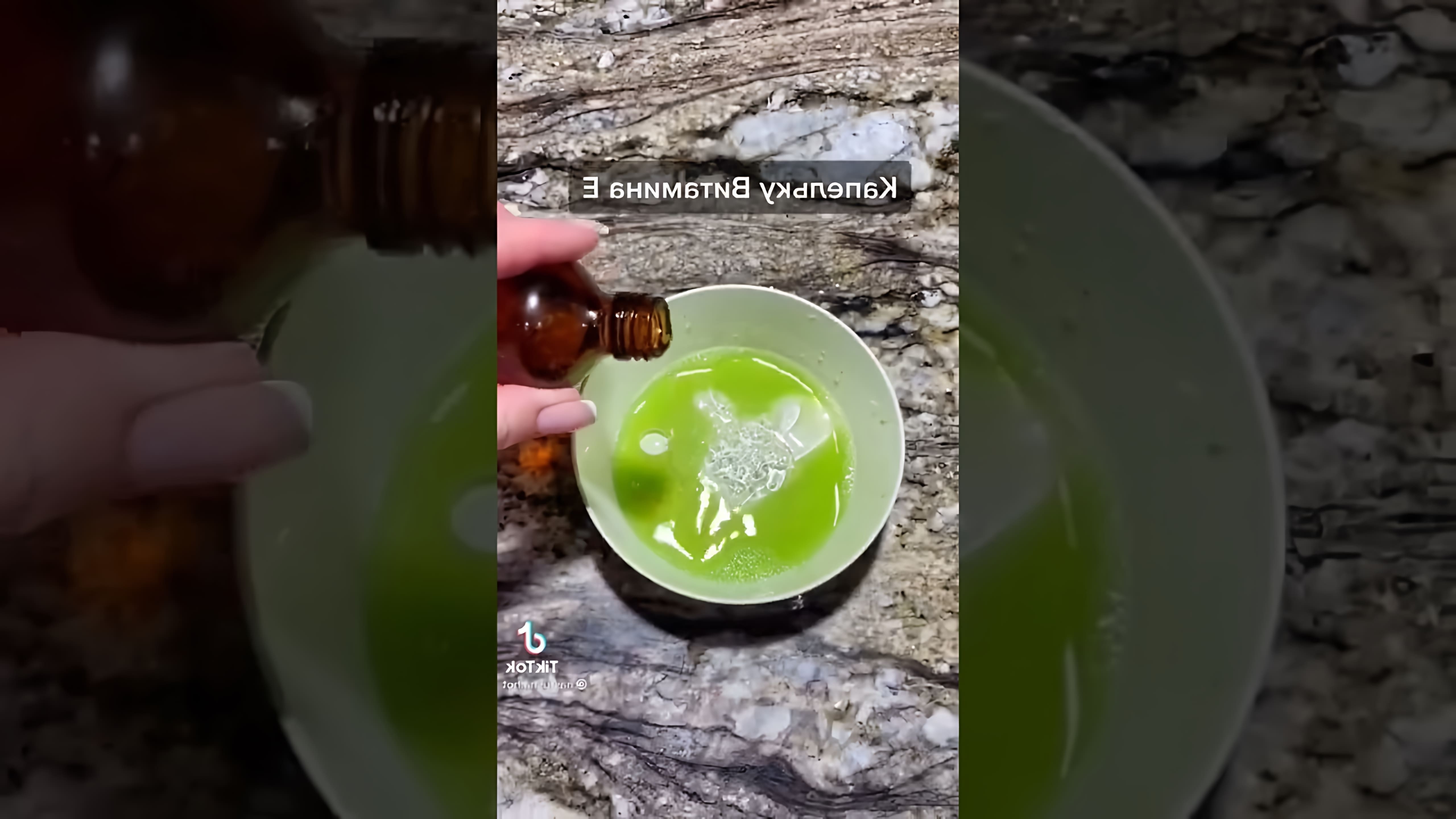 В этом видео демонстрируется рецепт огуречной сыворотки для ухода за кожей лица